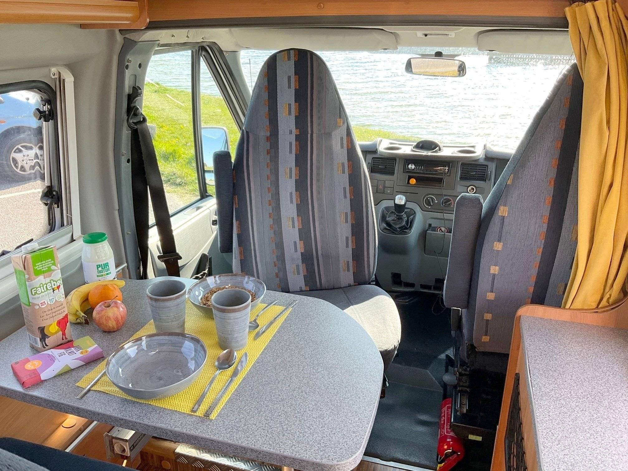 Dining Area Ford ford transit - Yescapa