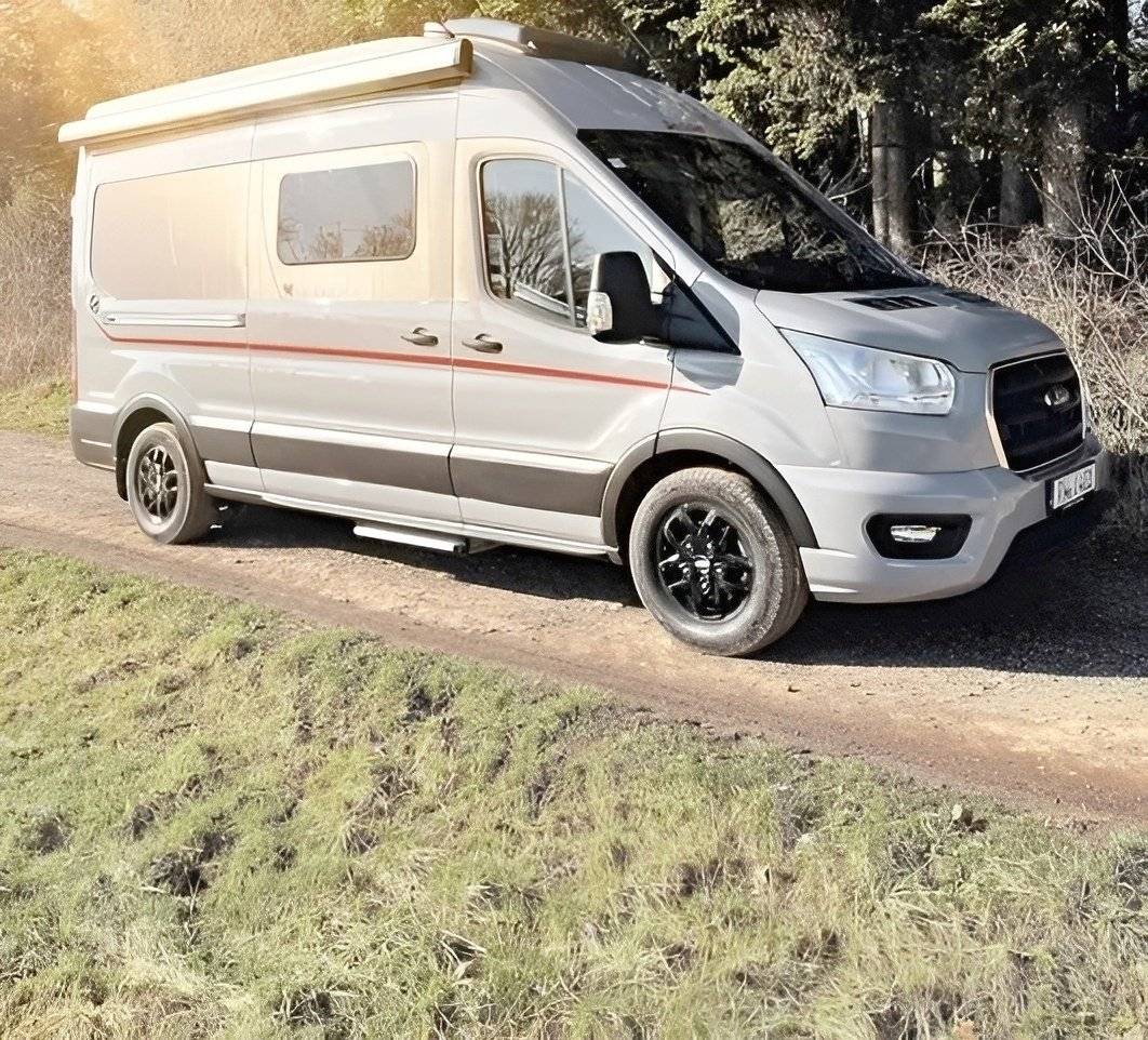 Vista del vehicle angle davanter Ford Transit 2,0 l 170 PS - Yescapa