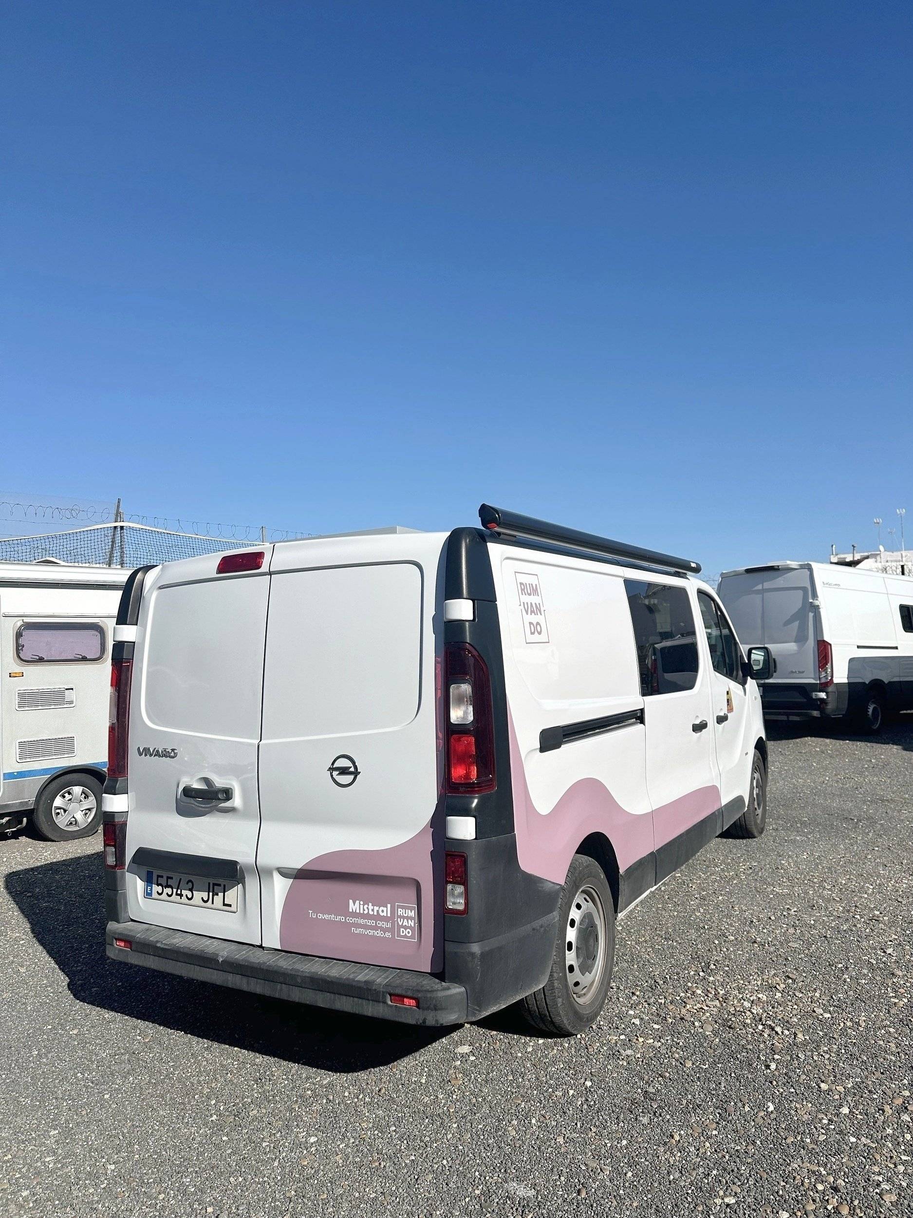 Voorkant 3/4 Opel Vivaro L2 | 1.6 CDTI 90cv - Yescapa