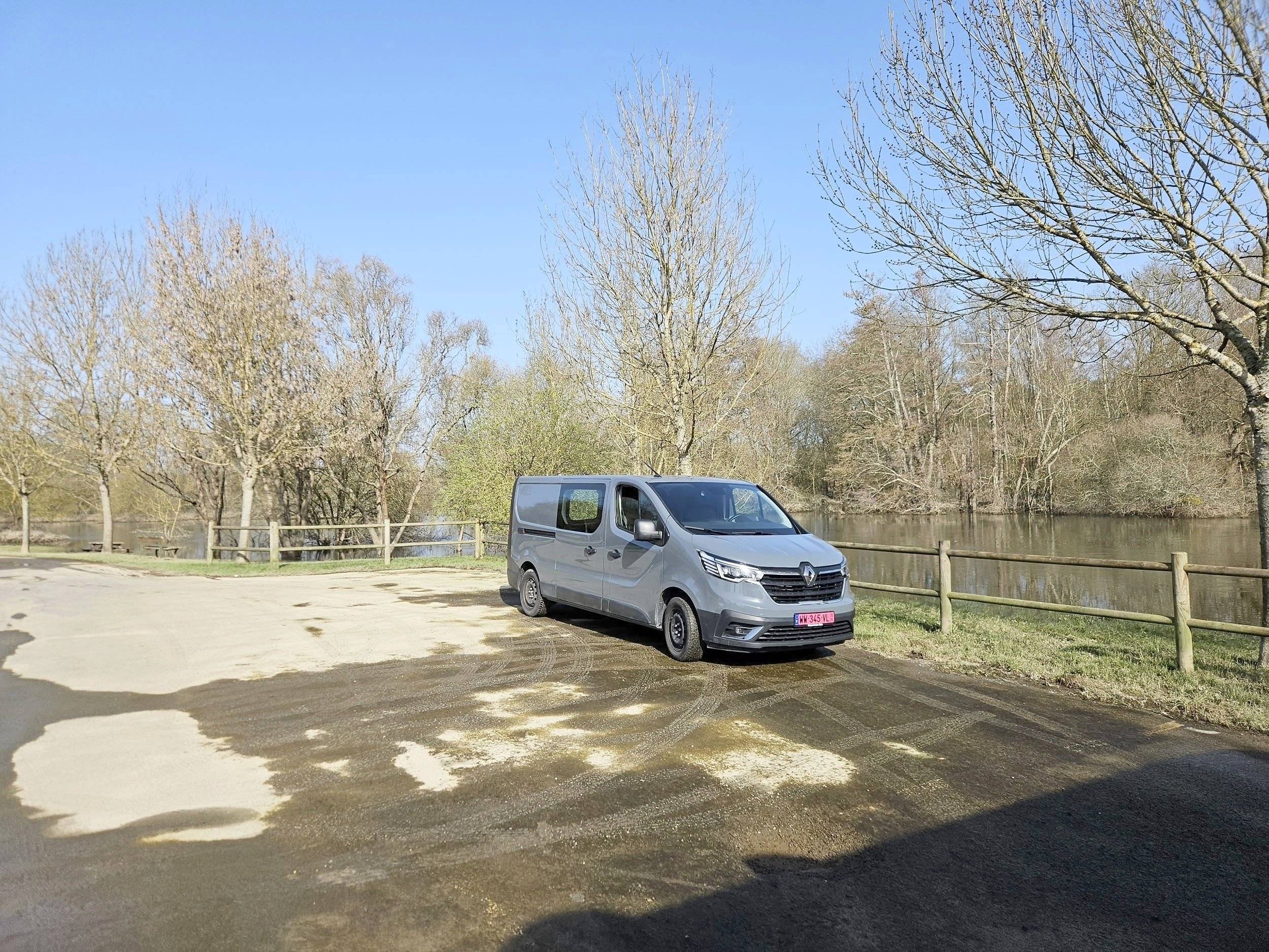 Front view from 3/4 Renault Renault Trafic 150cv Boite auto - Yescapa