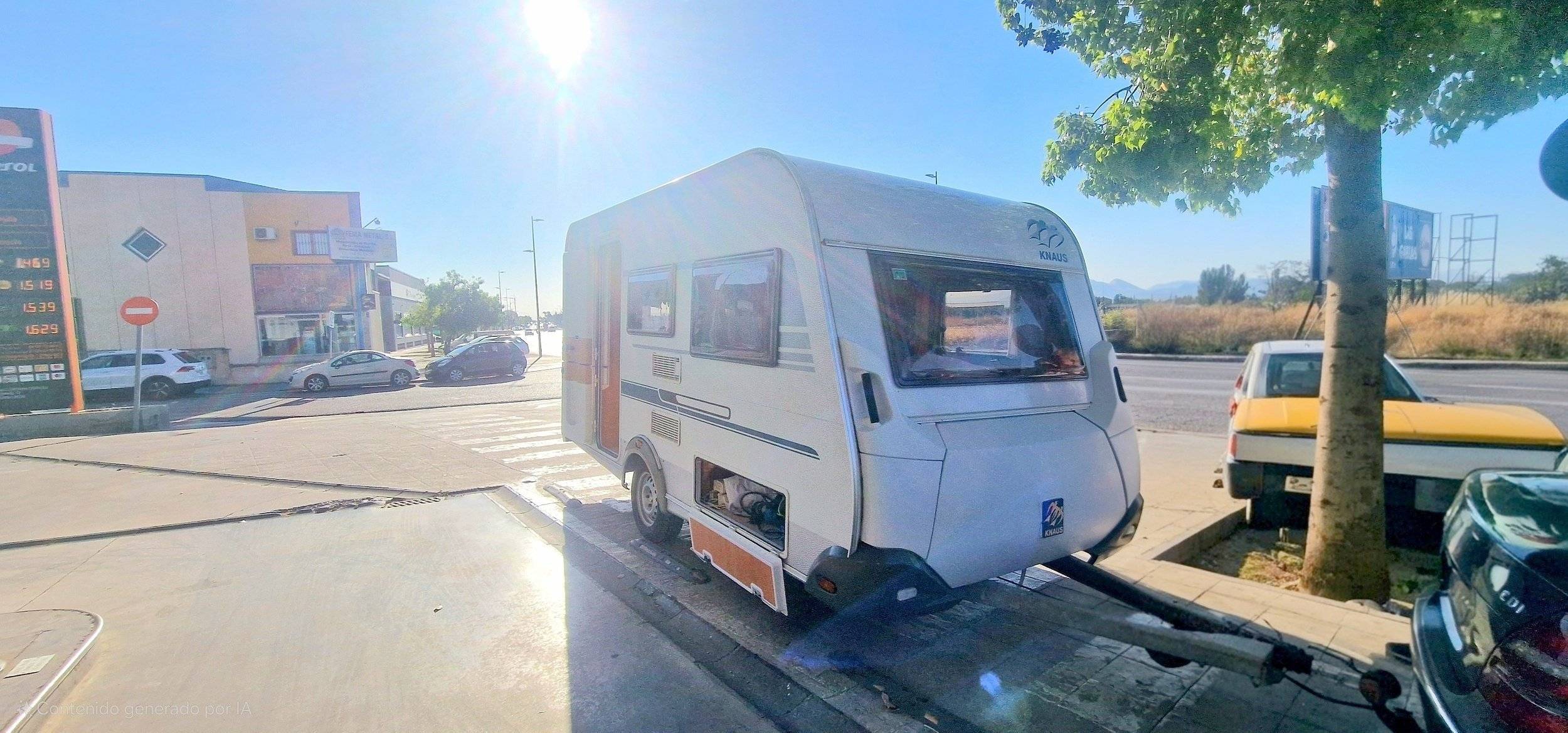 Front view from 3/4 Volkswagen Grand - Yescapa