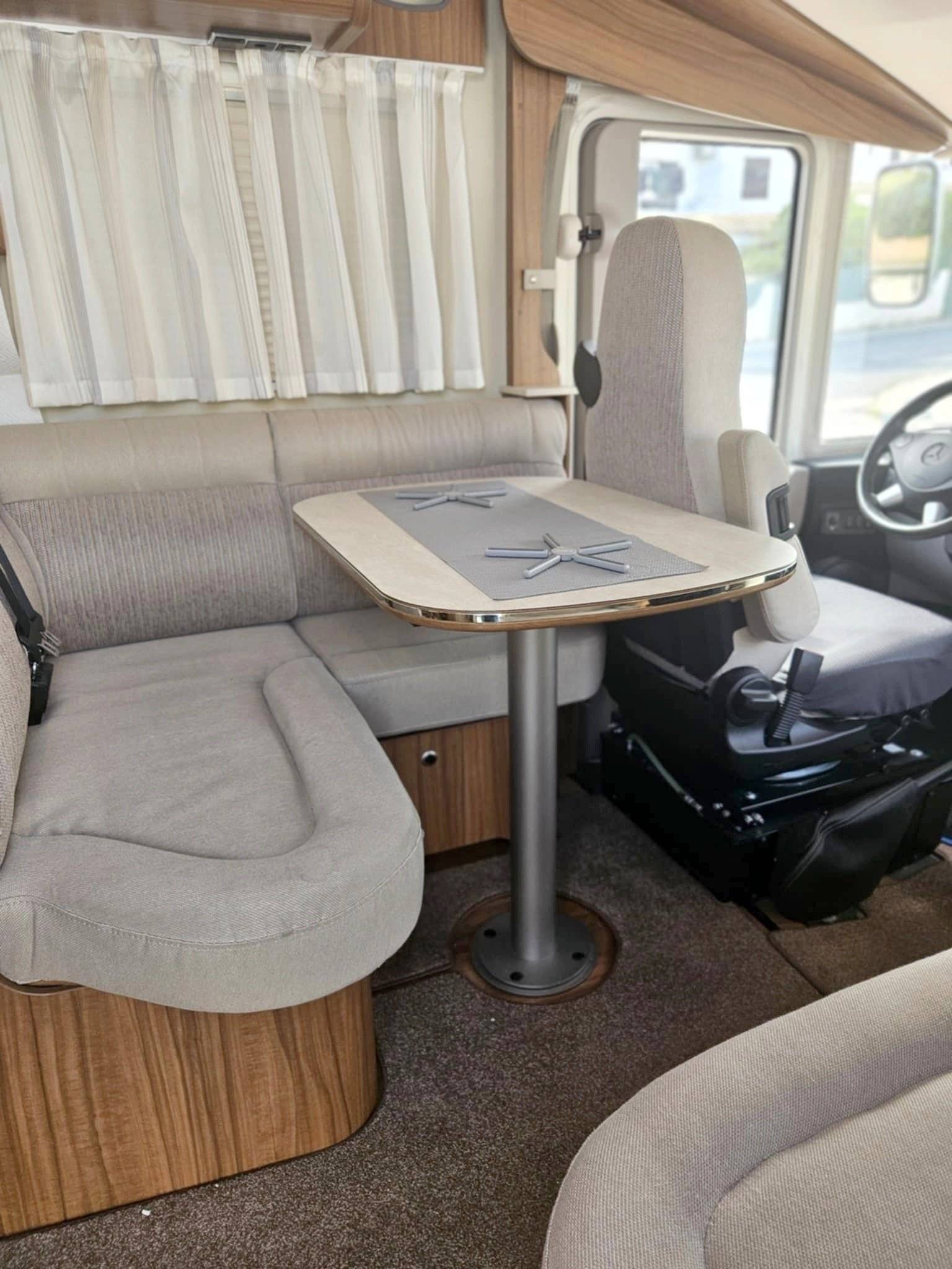 Dining Area Mercedes 2,15 l 190 ch - Yescapa