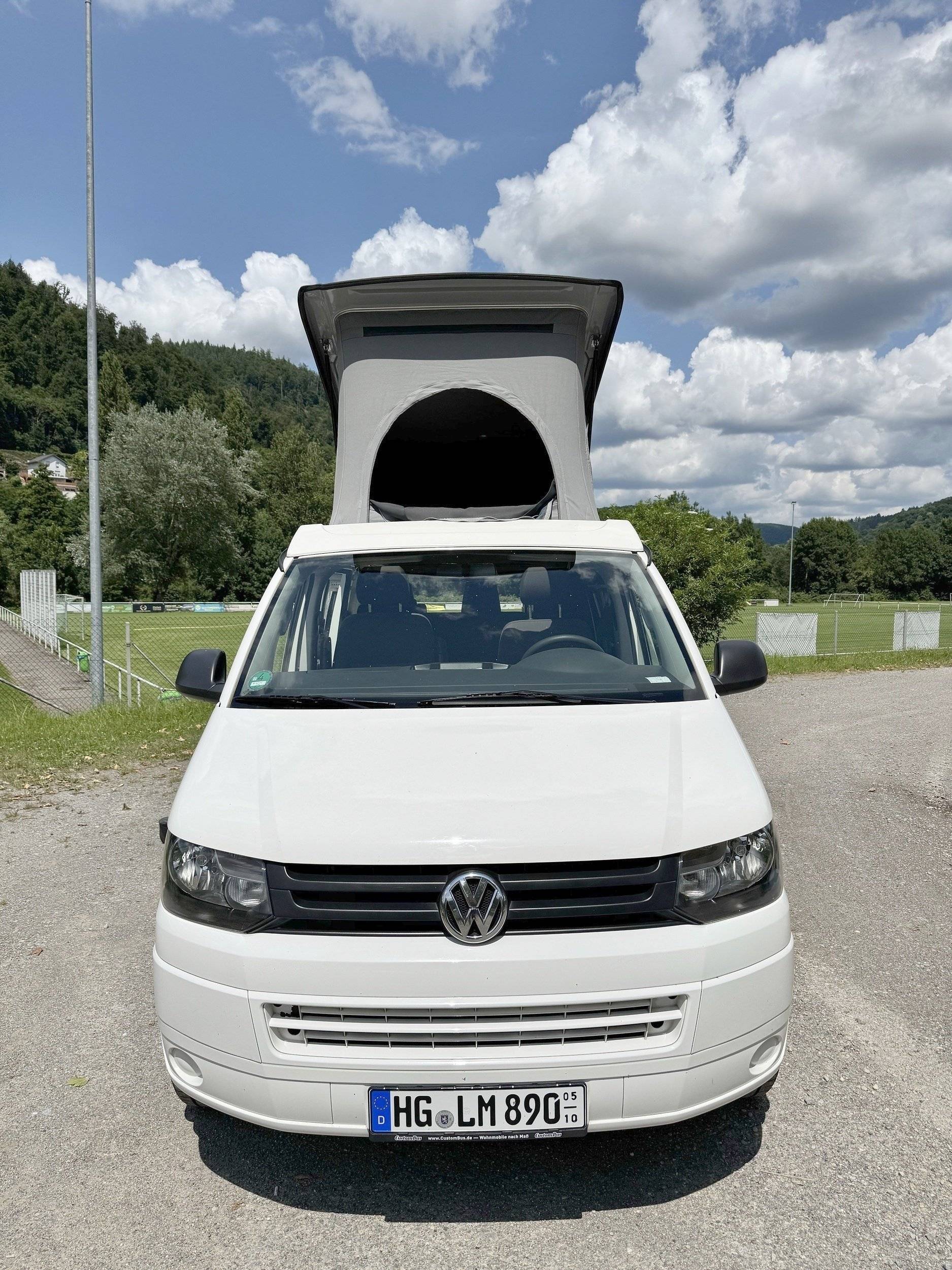 Vue avant de 3/4 Volkswagen T5 2 l 140 ch - Yescapa