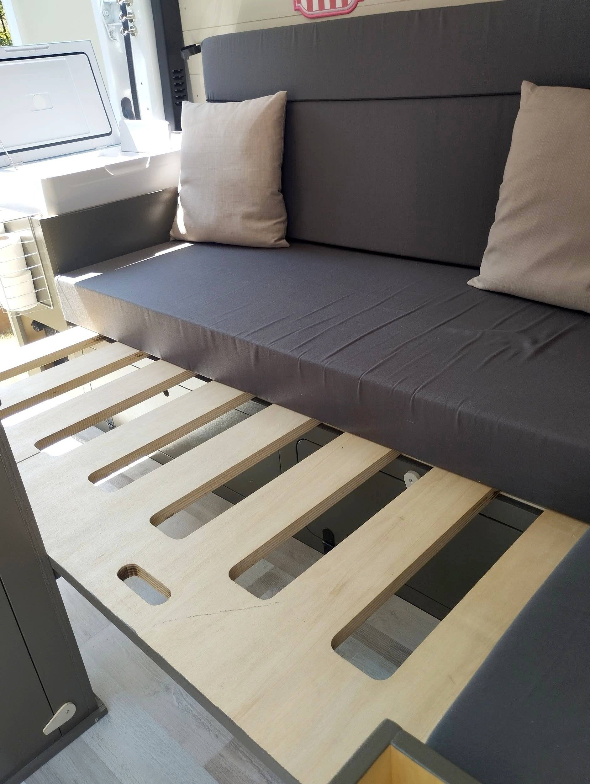 Plazas en cama Nissan primastar - Yescapa