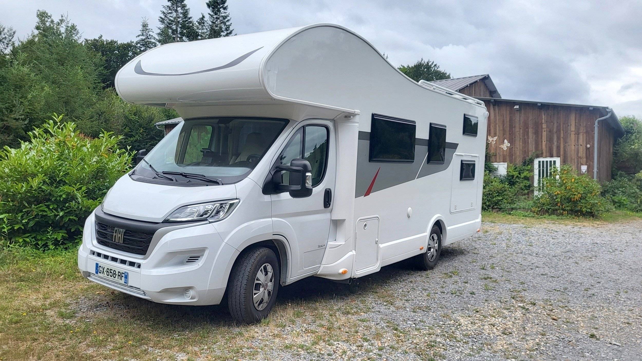 schräge Vorderansicht Fiat - Yescapa