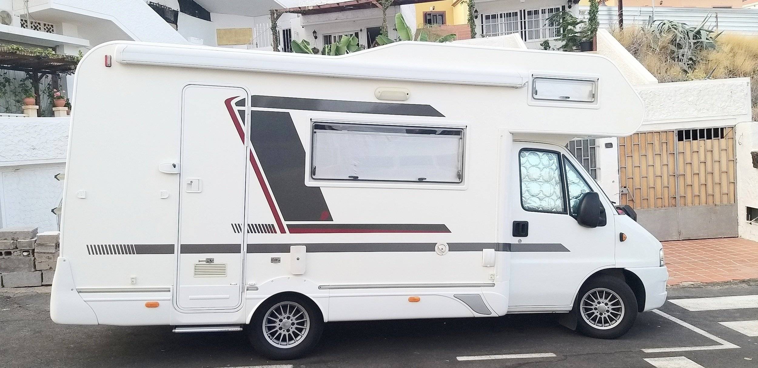 Vue avant de 3/4 Fiat 2,3 l 130 ch - Yescapa