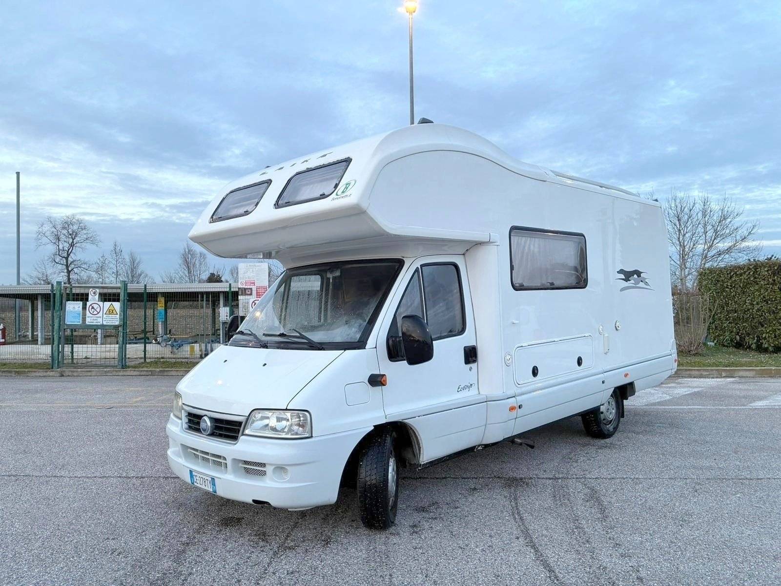 Vista del vehicle angle davanter Fiat Ducato 2.8 jtd - Yescapa