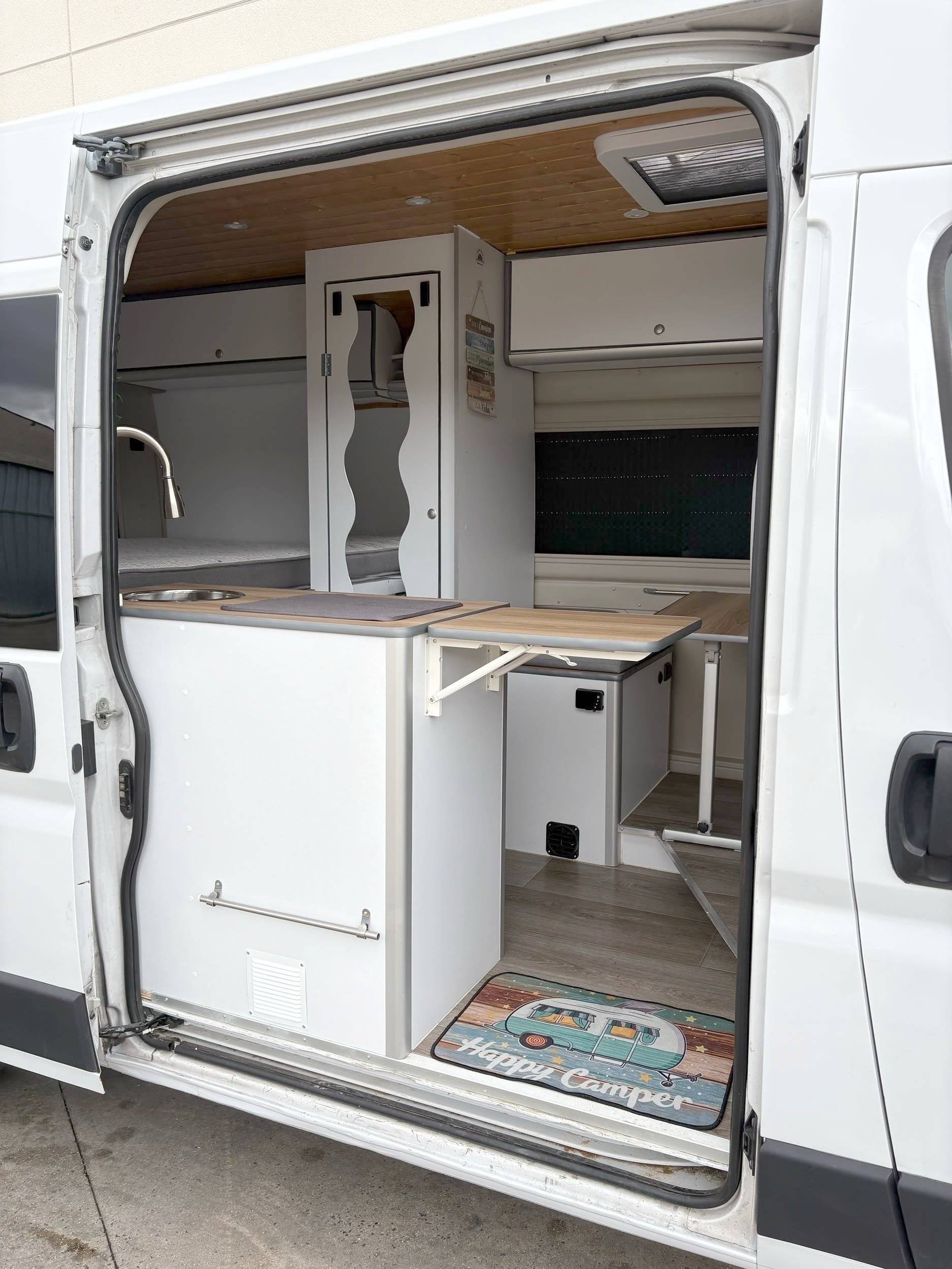 Dining Area Fiat Ducato 2.0 115 ch Multijet II - Yescapa