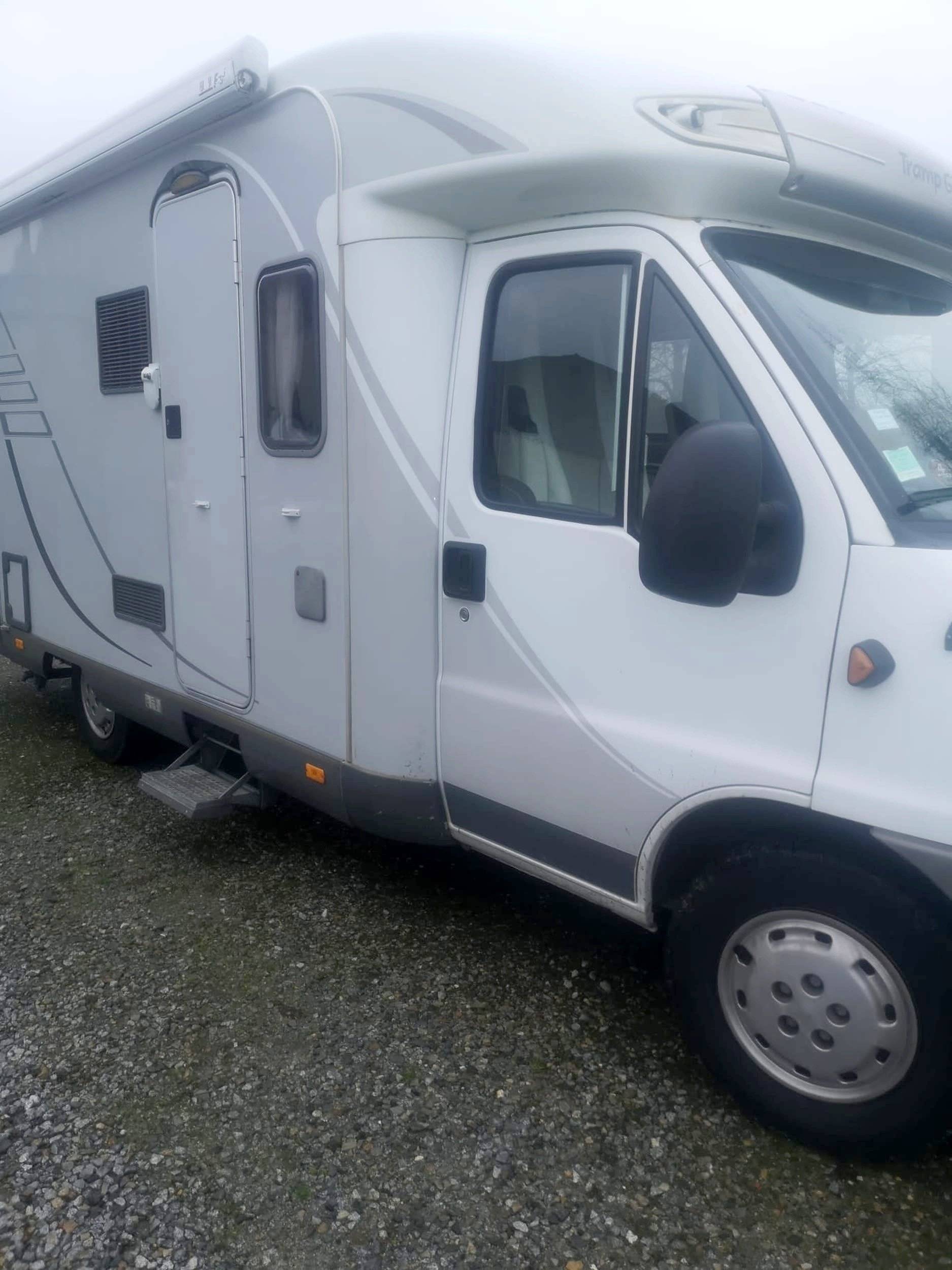 Vista de 3/4 Fiat Ducato 2,2 l JTD 130 ch. - Yescapa