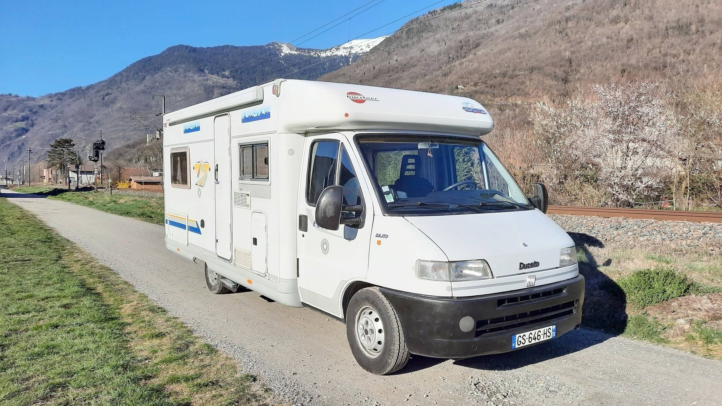 Front view from 3/4 Fiat Ducato 2.8 127cv - Yescapa