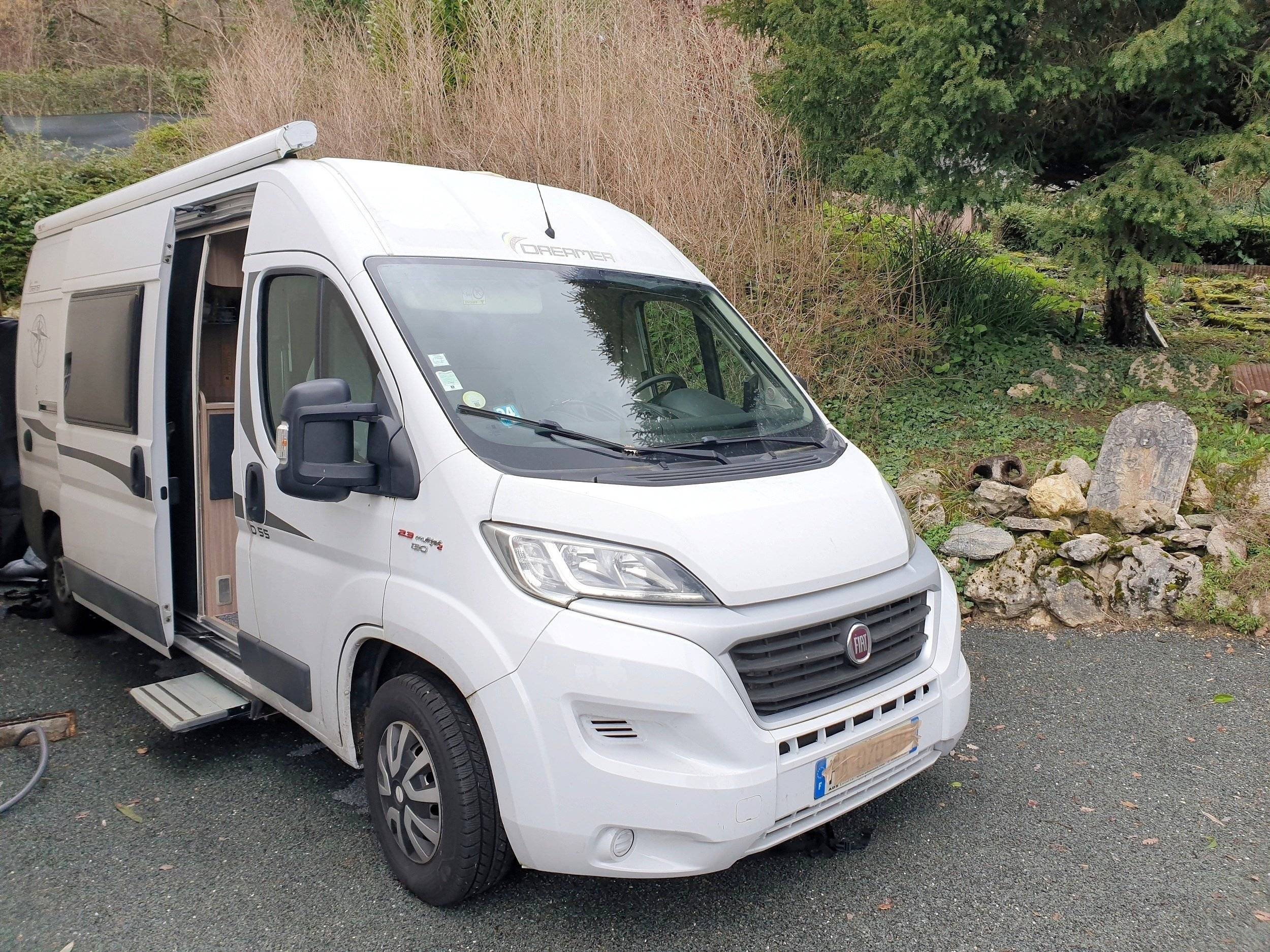 schräge Vorderansicht Fiat fiat ducato - Yescapa