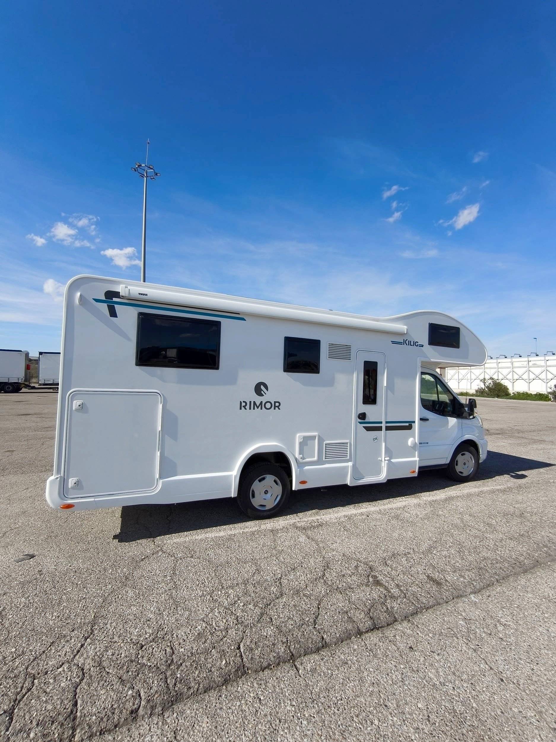 schräge Vorderansicht Ford Custom 2,0 l 130 ch - Yescapa