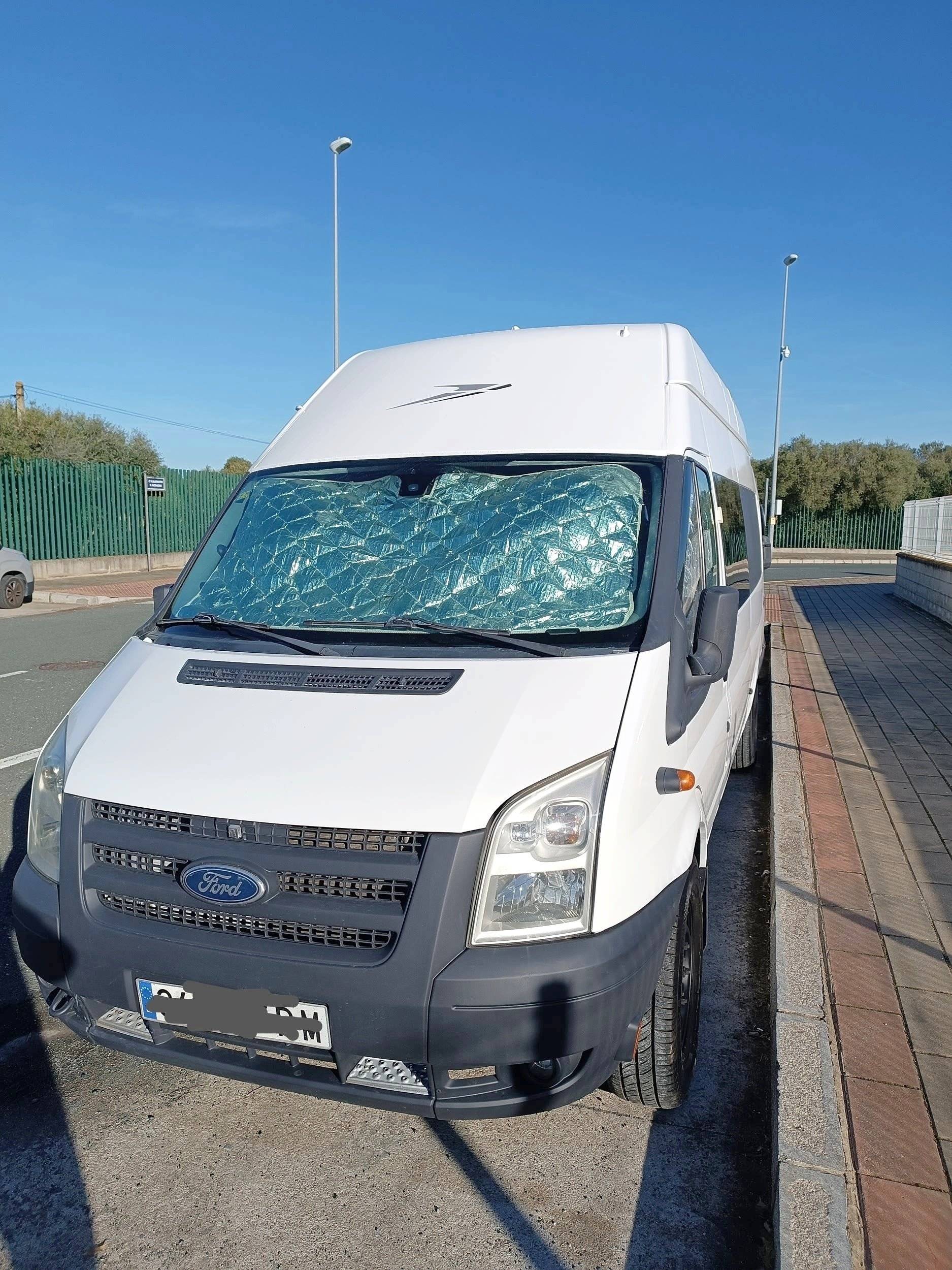 schräge Vorderansicht Ford Transit 2,4 l 140 ch - Yescapa