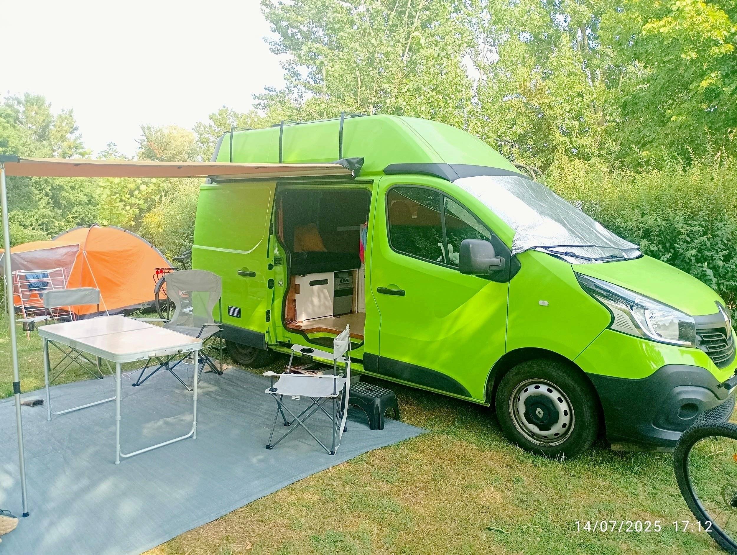 Front view from 3/4 Renault Trafic 1,6 l 125 ch - Yescapa
