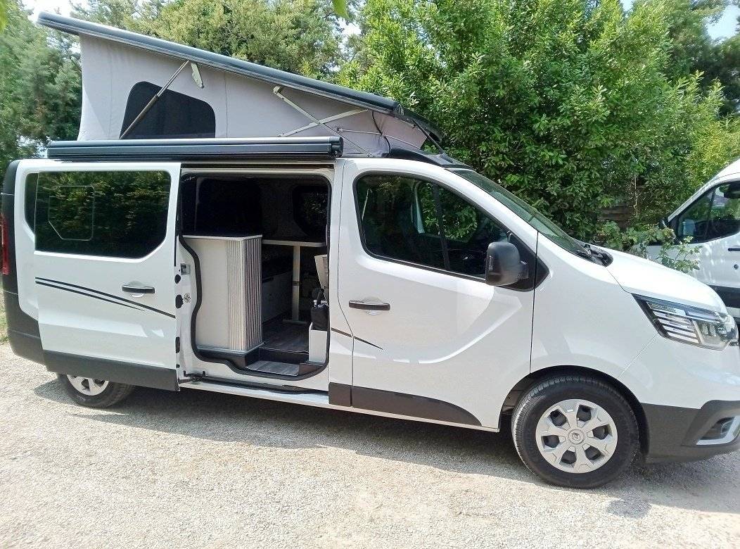 Voorkant 3/4 Renault RENAULT TRAFIC III 2L 150cv - Yescapa