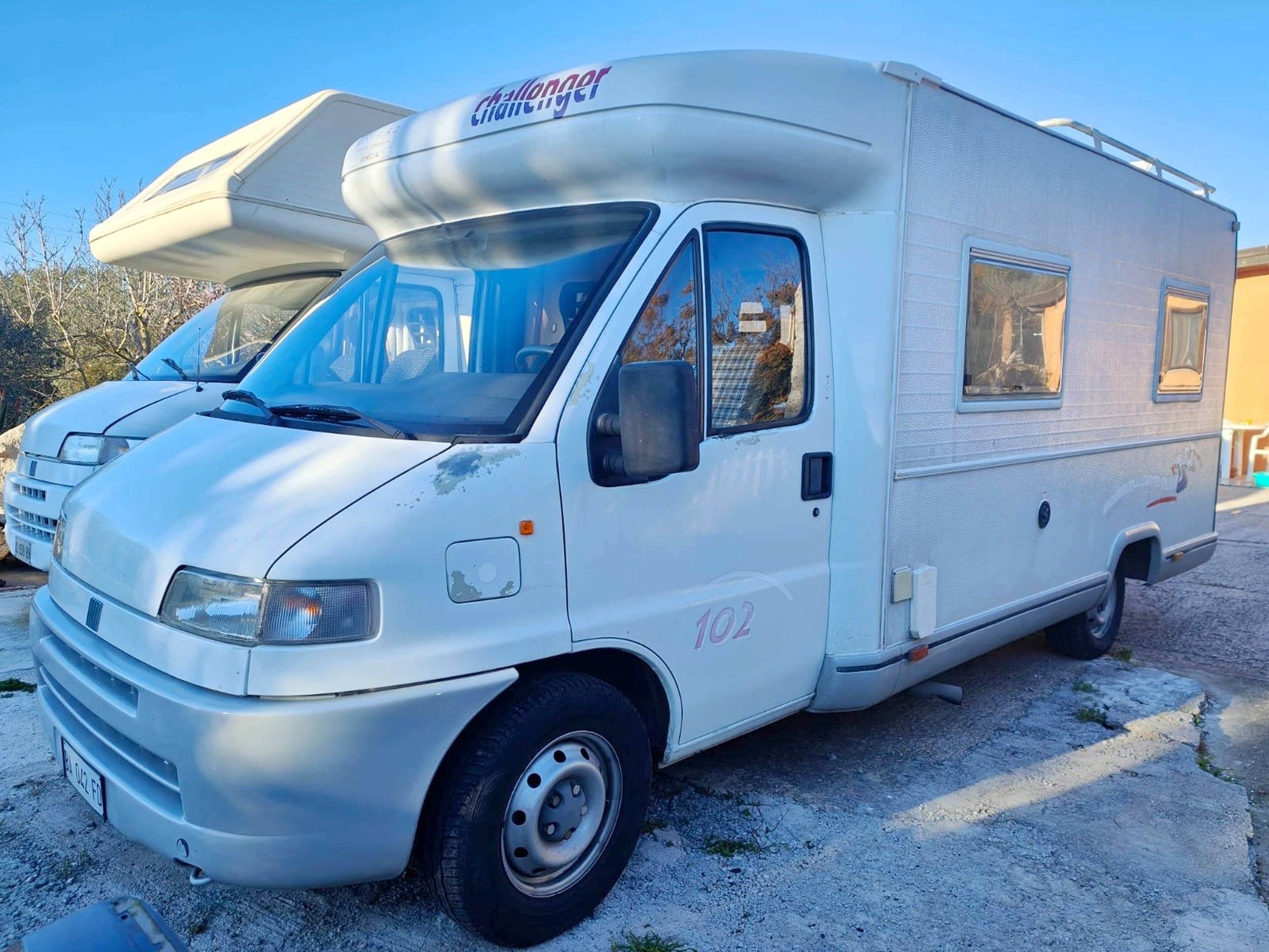 Vista frontale a ¾ Fiat 2,0 l 115 ch - Yescapa