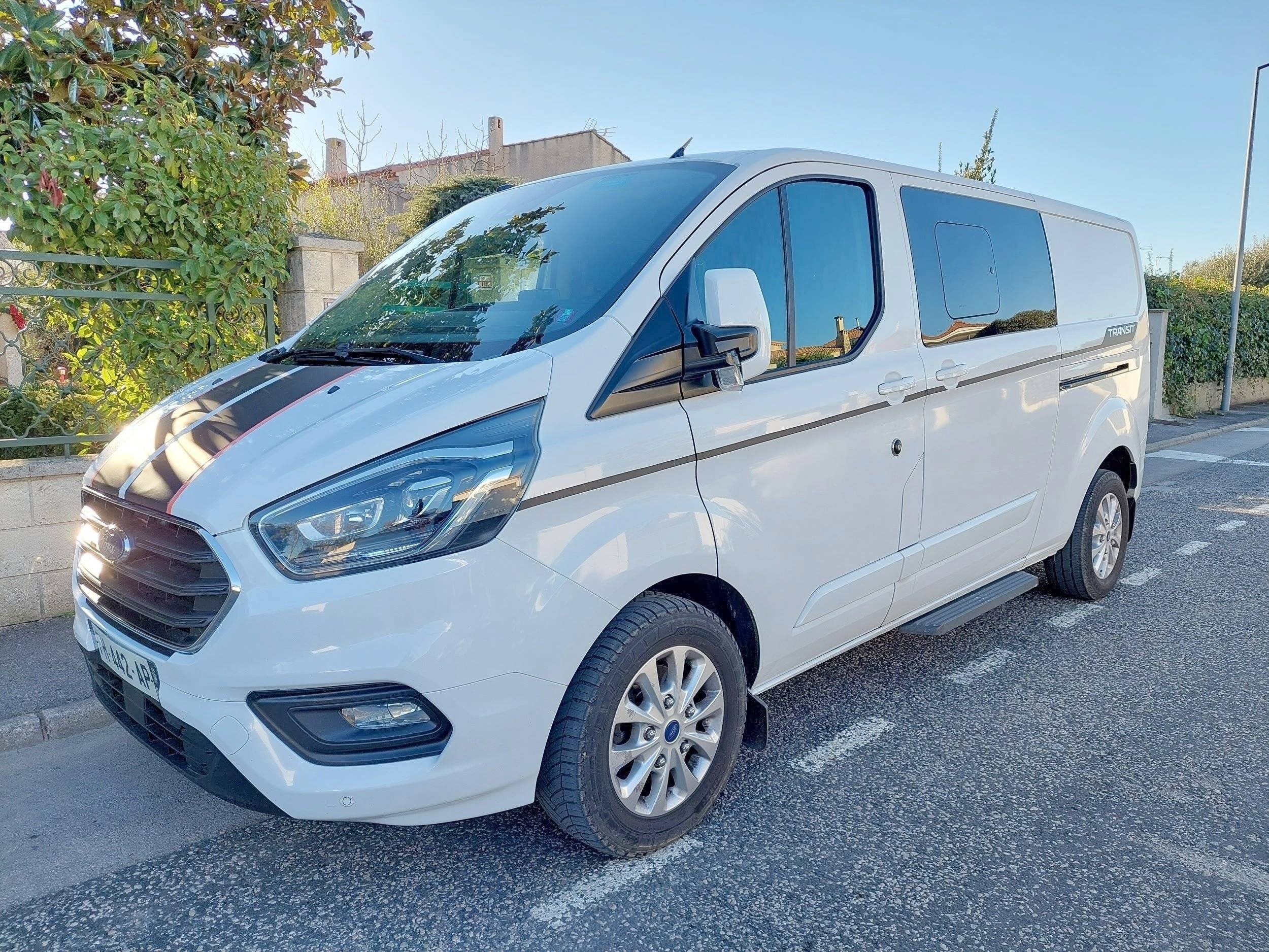 schräge Vorderansicht Ford Custom 2,0 l 130 ch - Yescapa