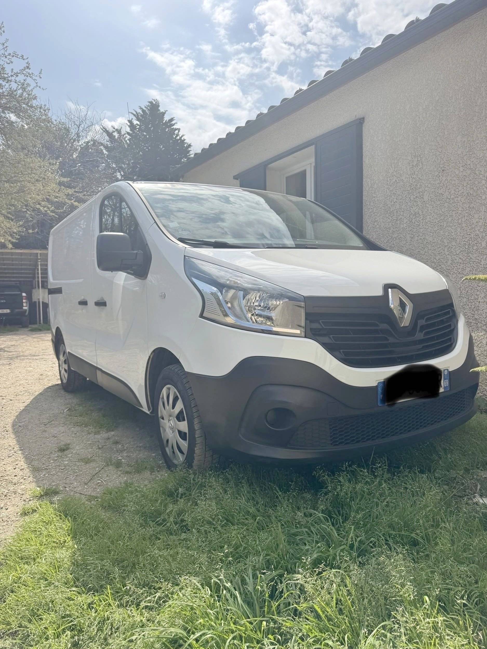 schräge Vorderansicht Renault 2,0 l dCi 115 ch - Yescapa