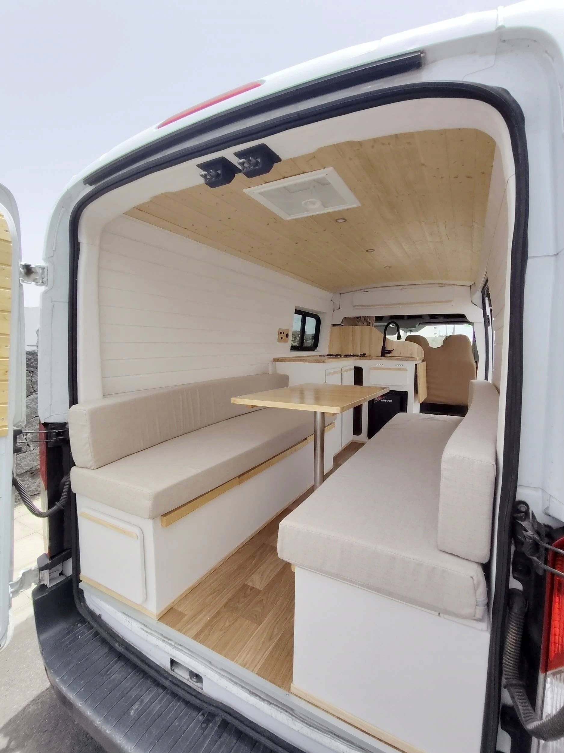 Dining Area Ford Transit 2,0 l 130 ch - Yescapa