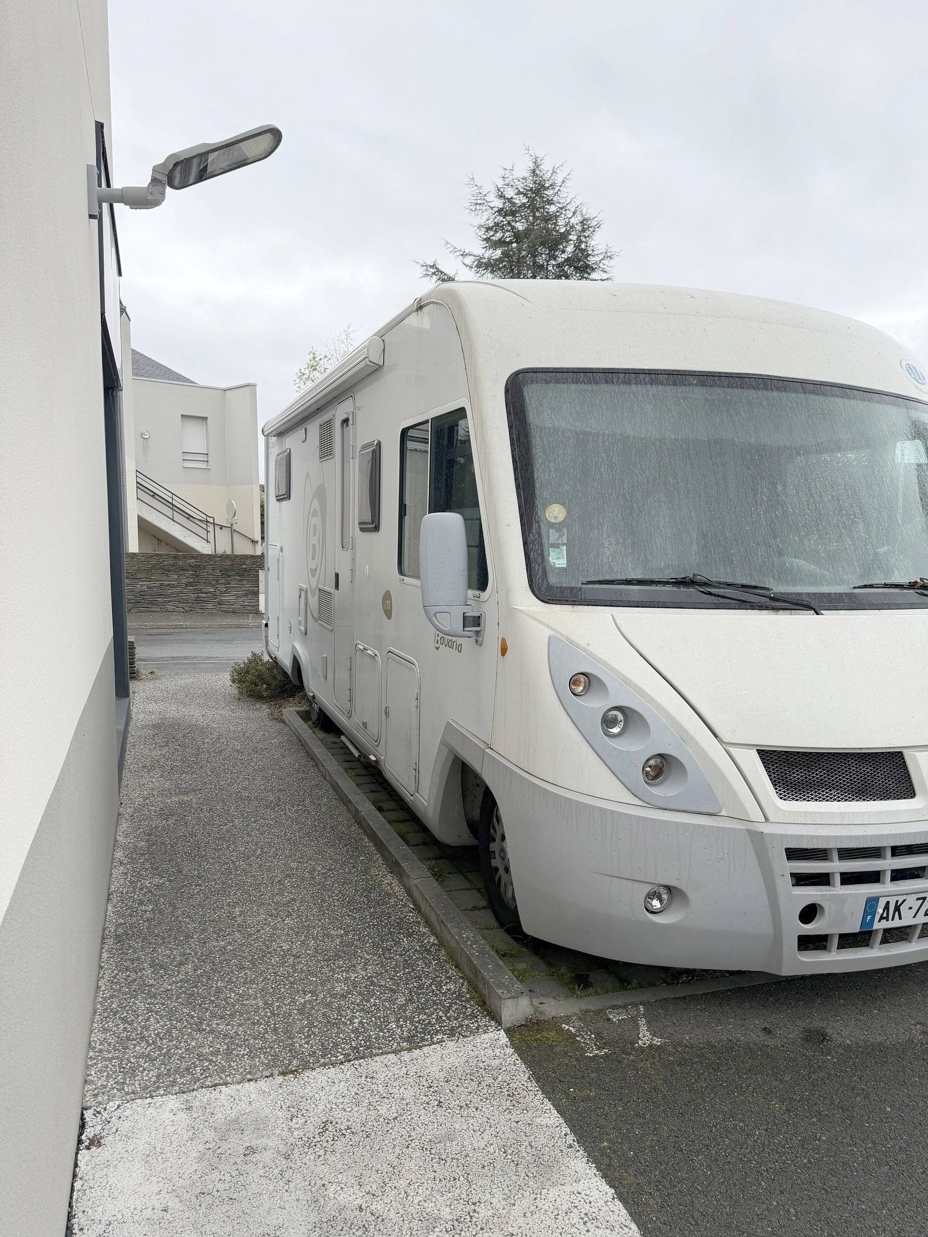 Vista de 3/4 Fiat Ducato 3,0 l 160 ch - Yescapa