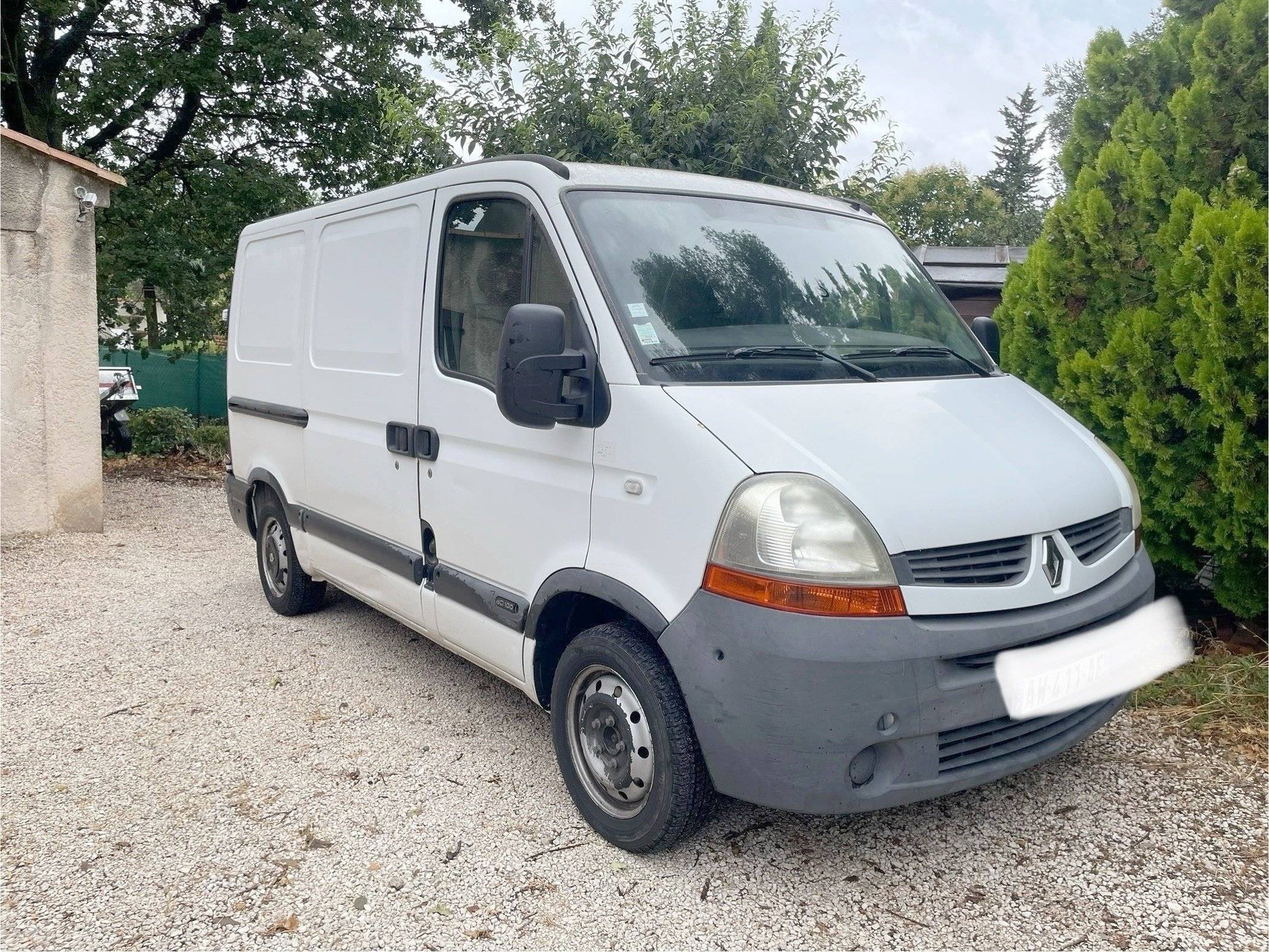 Vista frontale a ¾ Renault Master - Yescapa