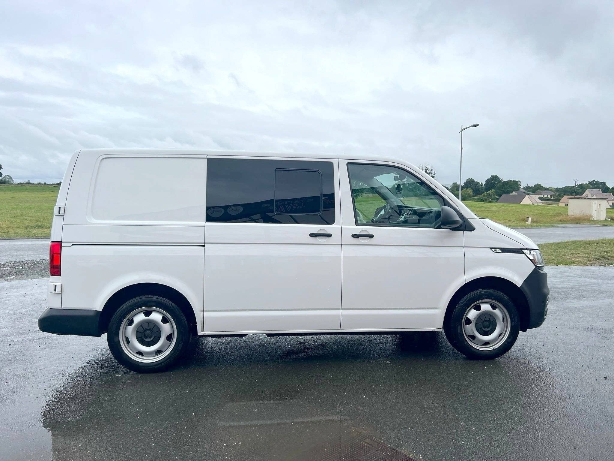 Front view from 3/4 Volkswagen Volkswagen Transporter T6.1 - Yescapa
