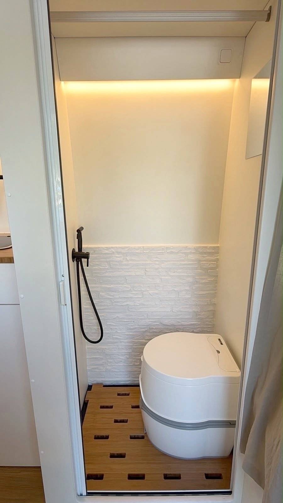 Bathroom / Toilets Peugeot Boxer 2,2 l 130 ch - Yescapa