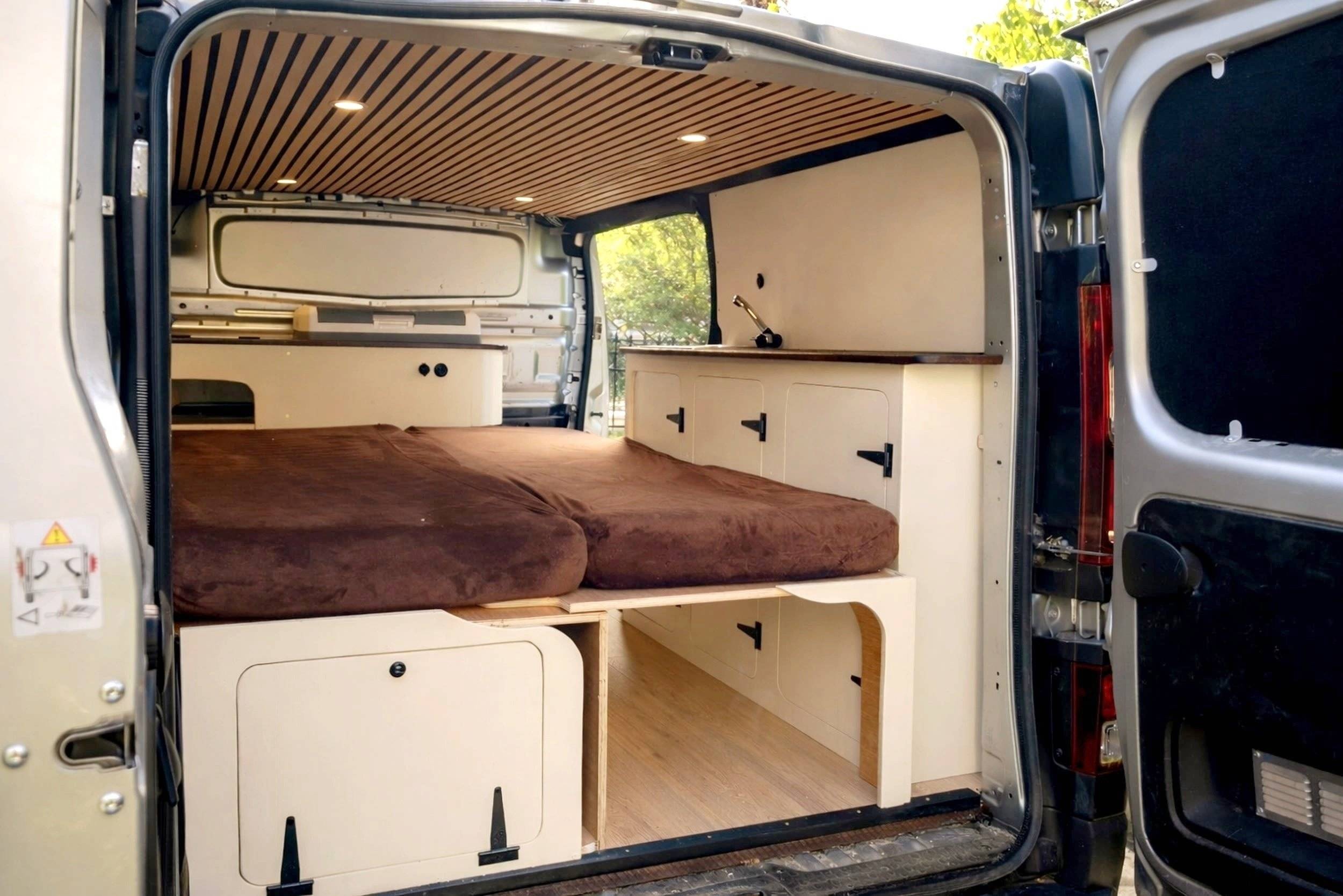 Couchages Renault Renault Trafic 3 L2H1 - Yescapa