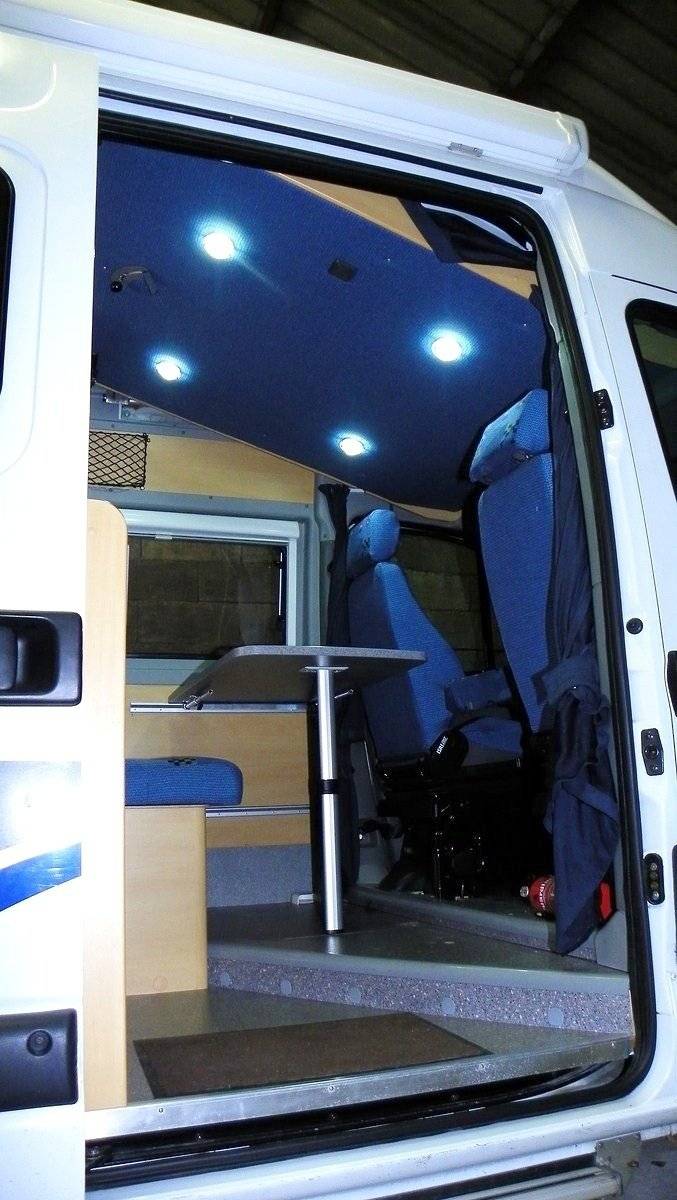 Dining Area RENAULT MASTER - Yescapa