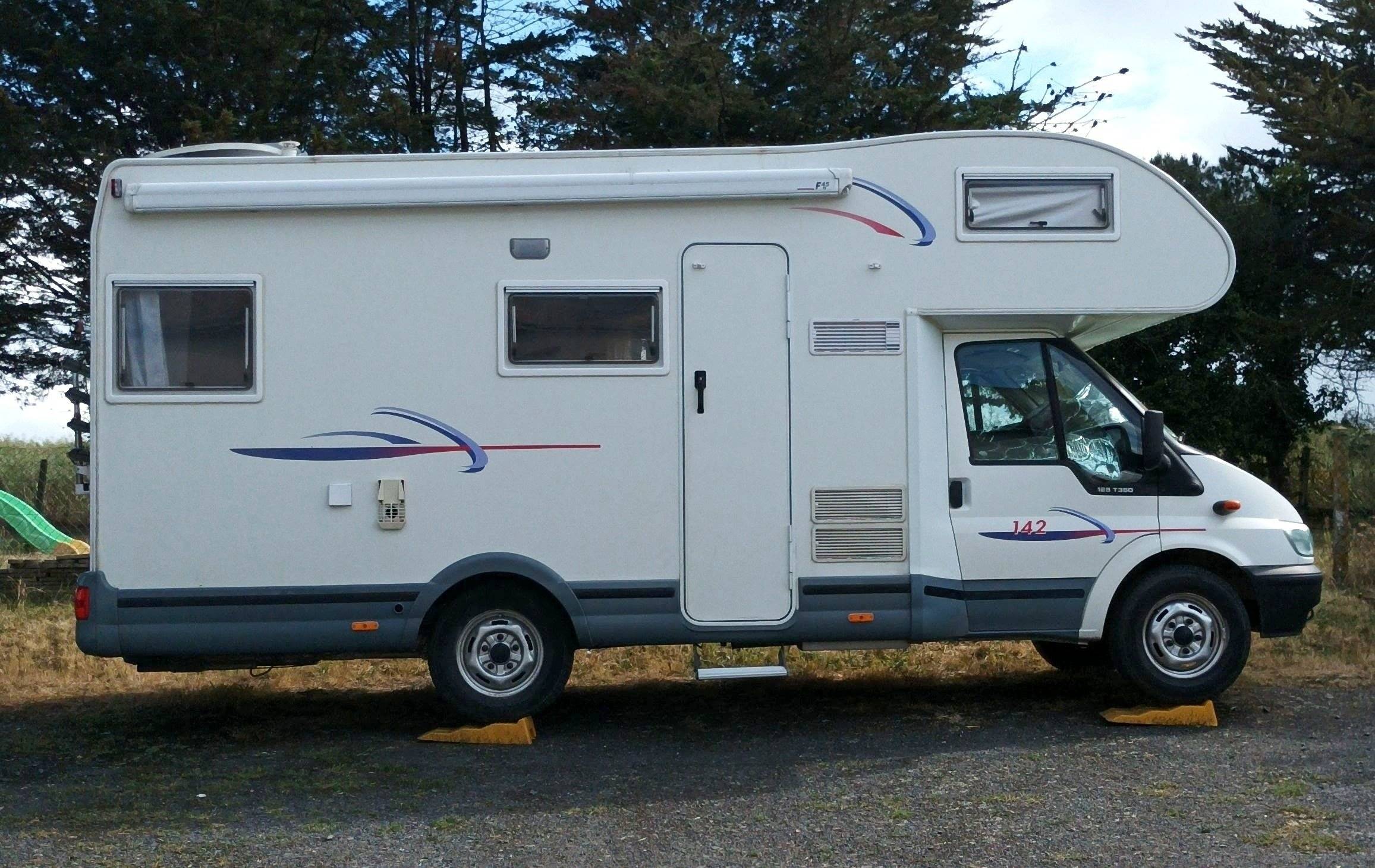 Vue avant de 3/4 Ford Transit 2,4 l 125 ch - Yescapa