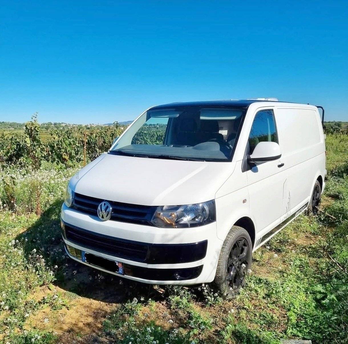 schräge Vorderansicht Volkswagen Transporter - Yescapa