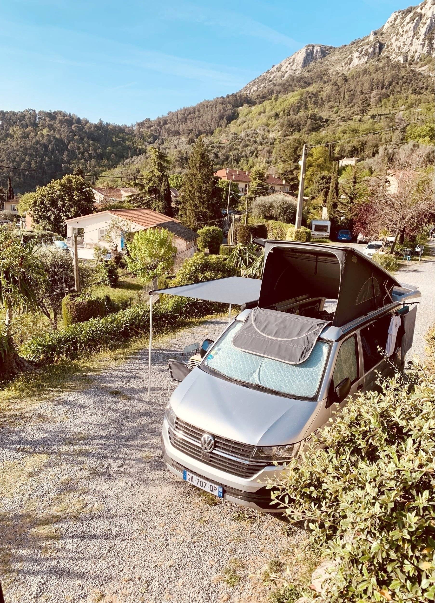 schräge Vorderansicht Volkswagen california beach - Yescapa
