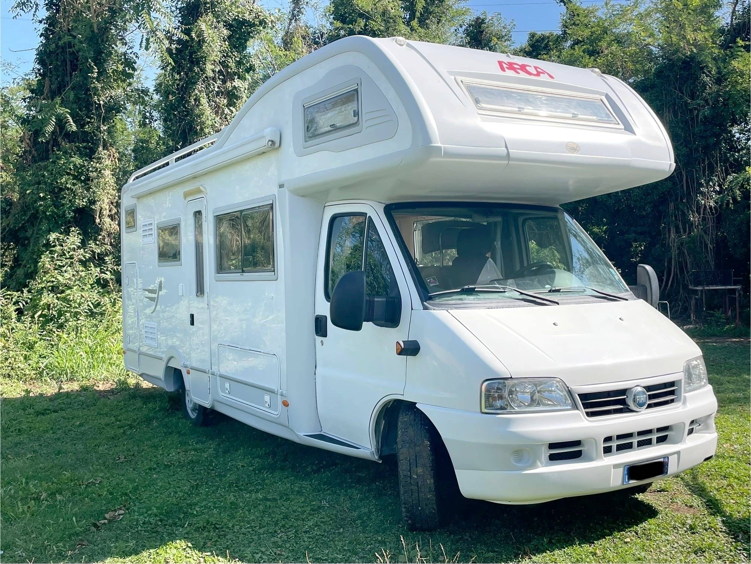 Vista del vehicle angle davanter Fiat Ducato 2.8 JTD - Yescapa