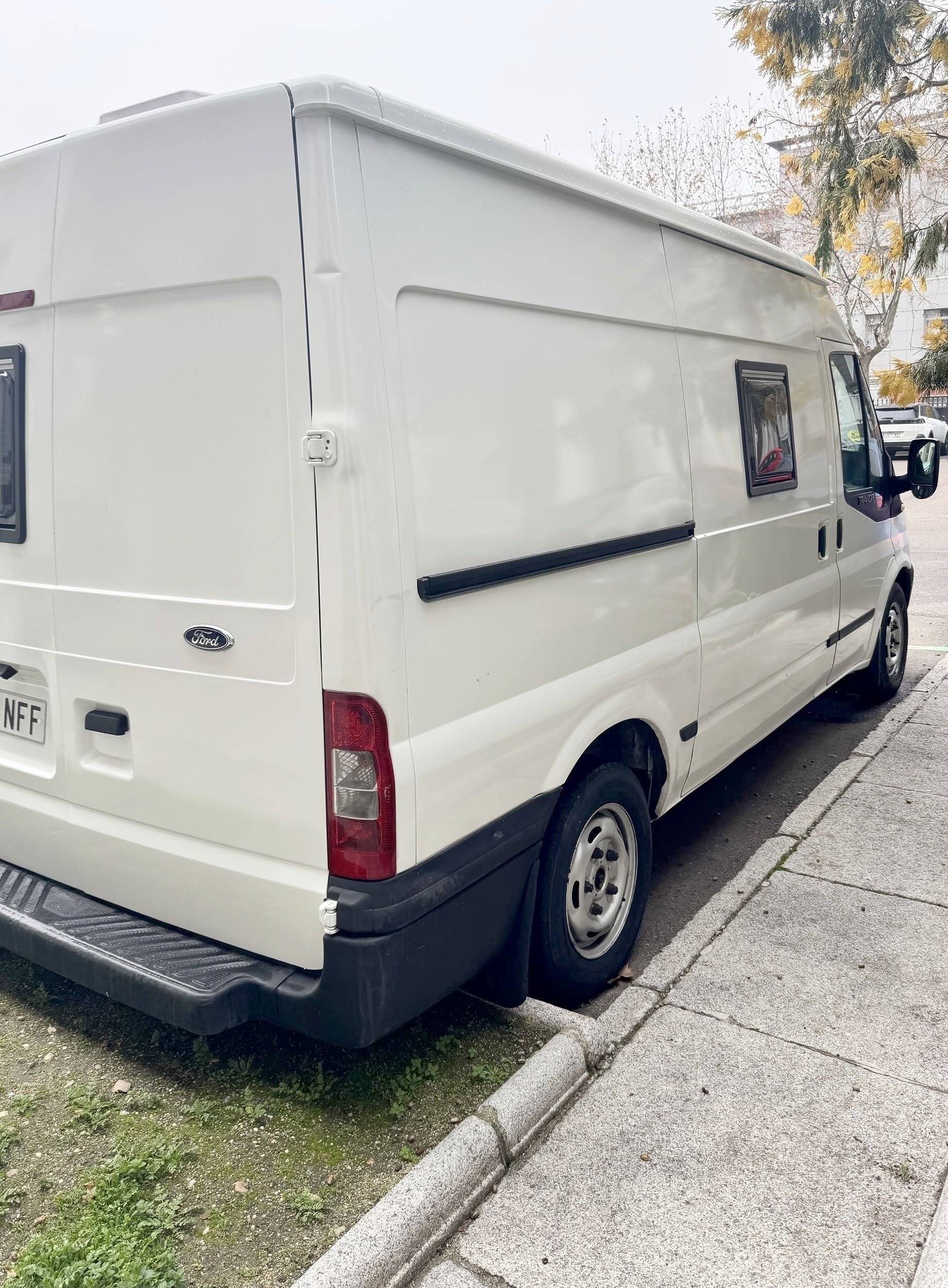 Achterkant Ford ford transit - Yescapa