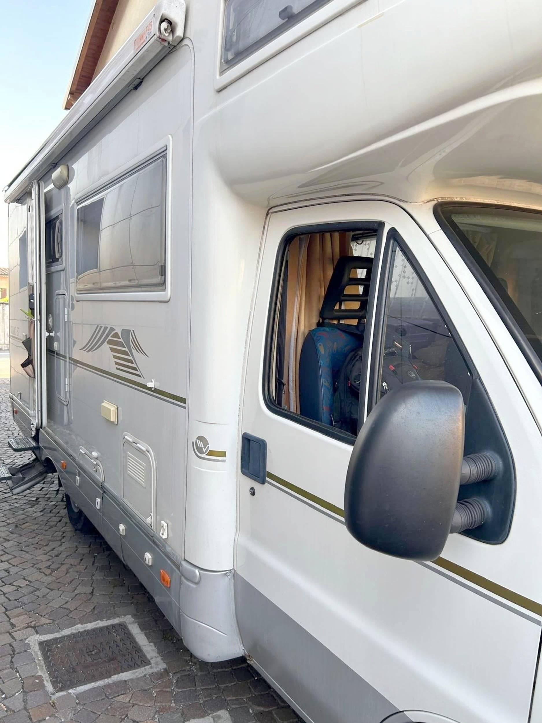 schräge Vorderansicht Fiat Ducato 2,8 l 115 ch/Al-Ko - Yescapa