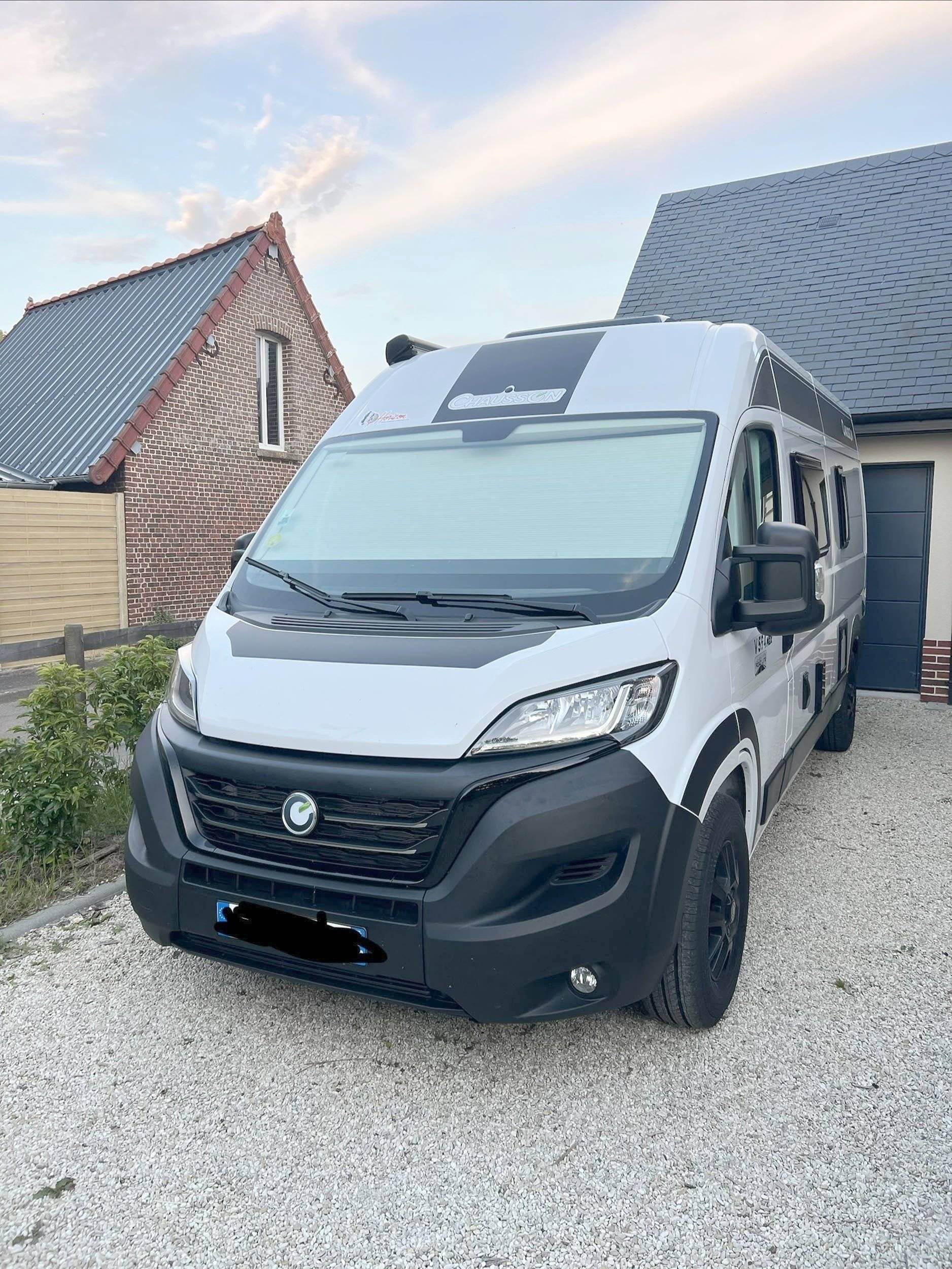 Front view from 3/4 Fiat Ducato 2.2 L 140 CH - Yescapa