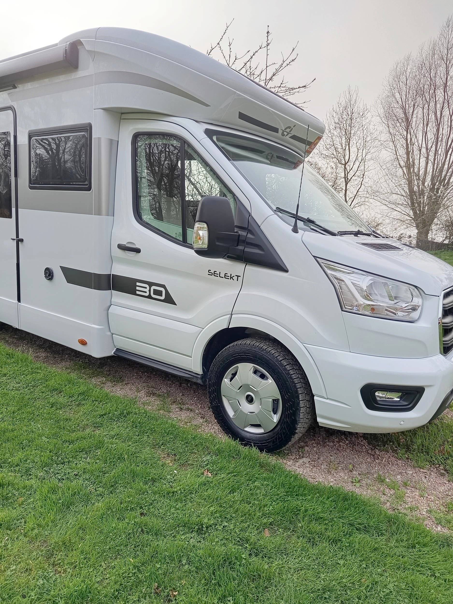 schräge Vorderansicht Ford horon - Yescapa