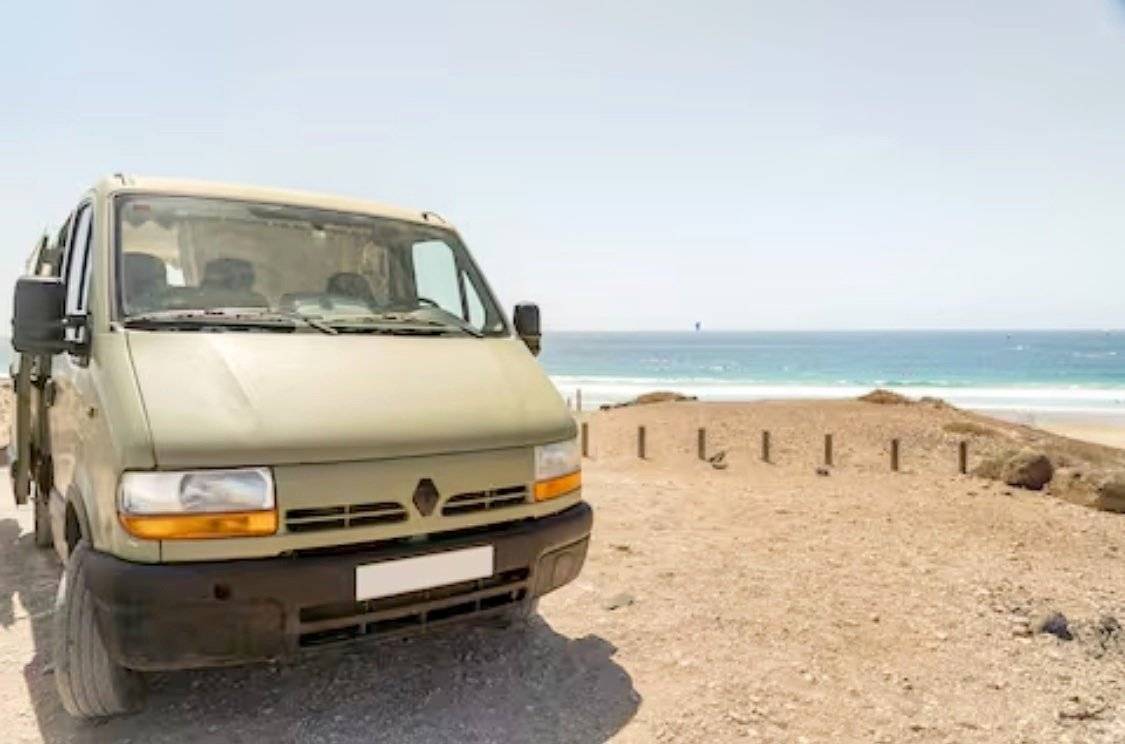 Front view from 3/4 Renault Master - Yescapa