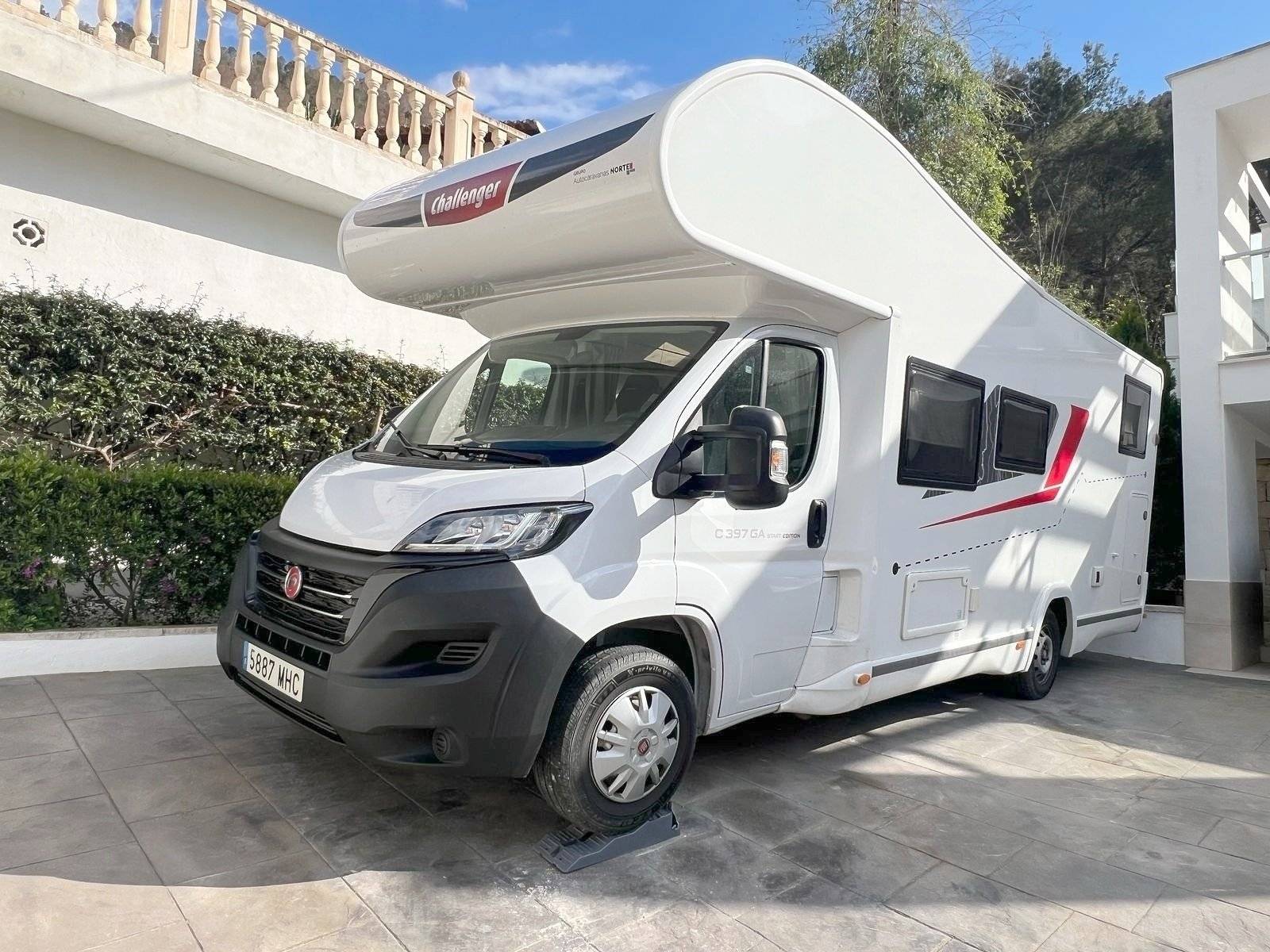 schräge Vorderansicht Fiat - Yescapa