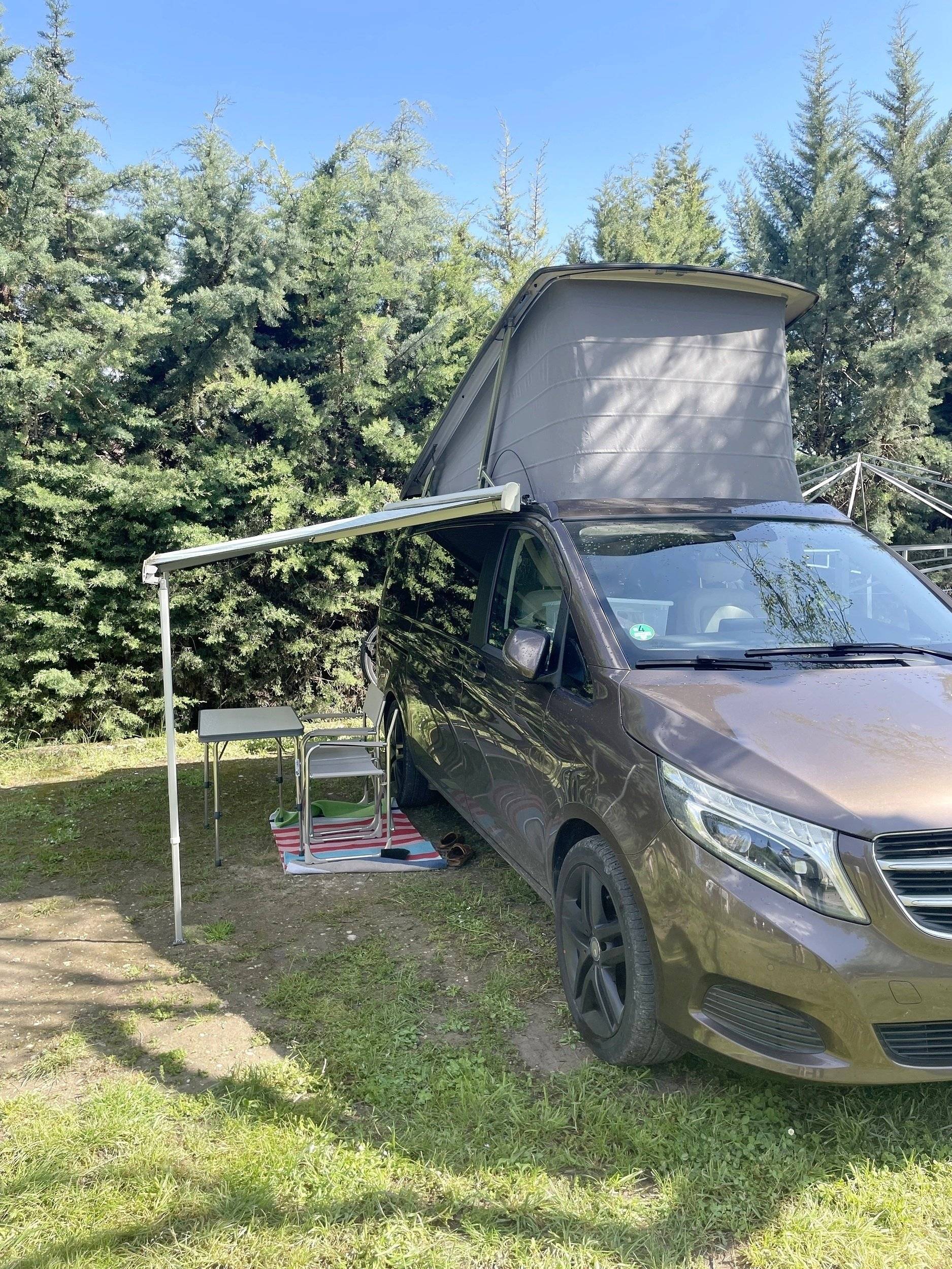 Front view from 3/4 Mercedes V-Class - Yescapa