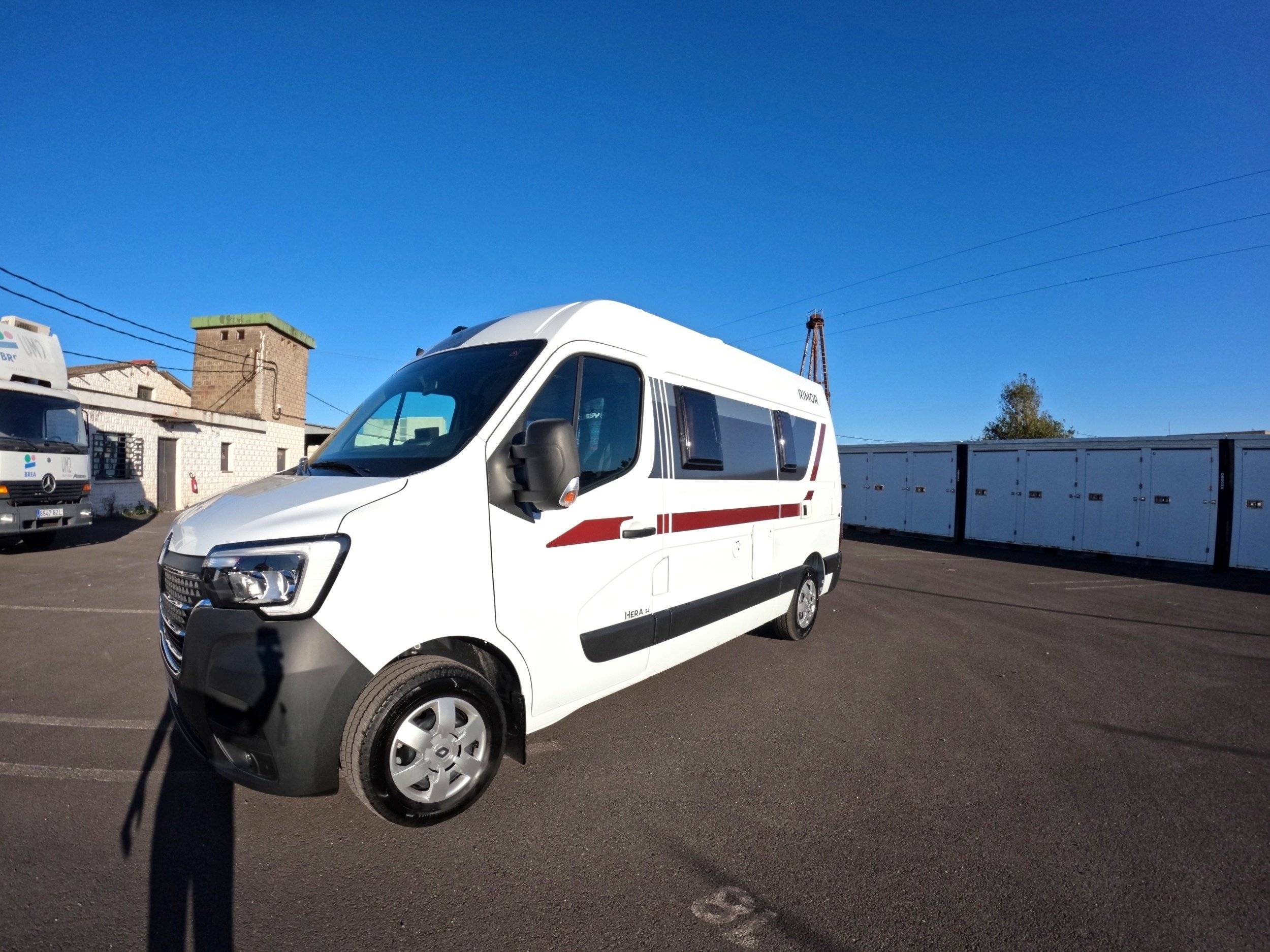 Front view from 3/4 Renault - Yescapa