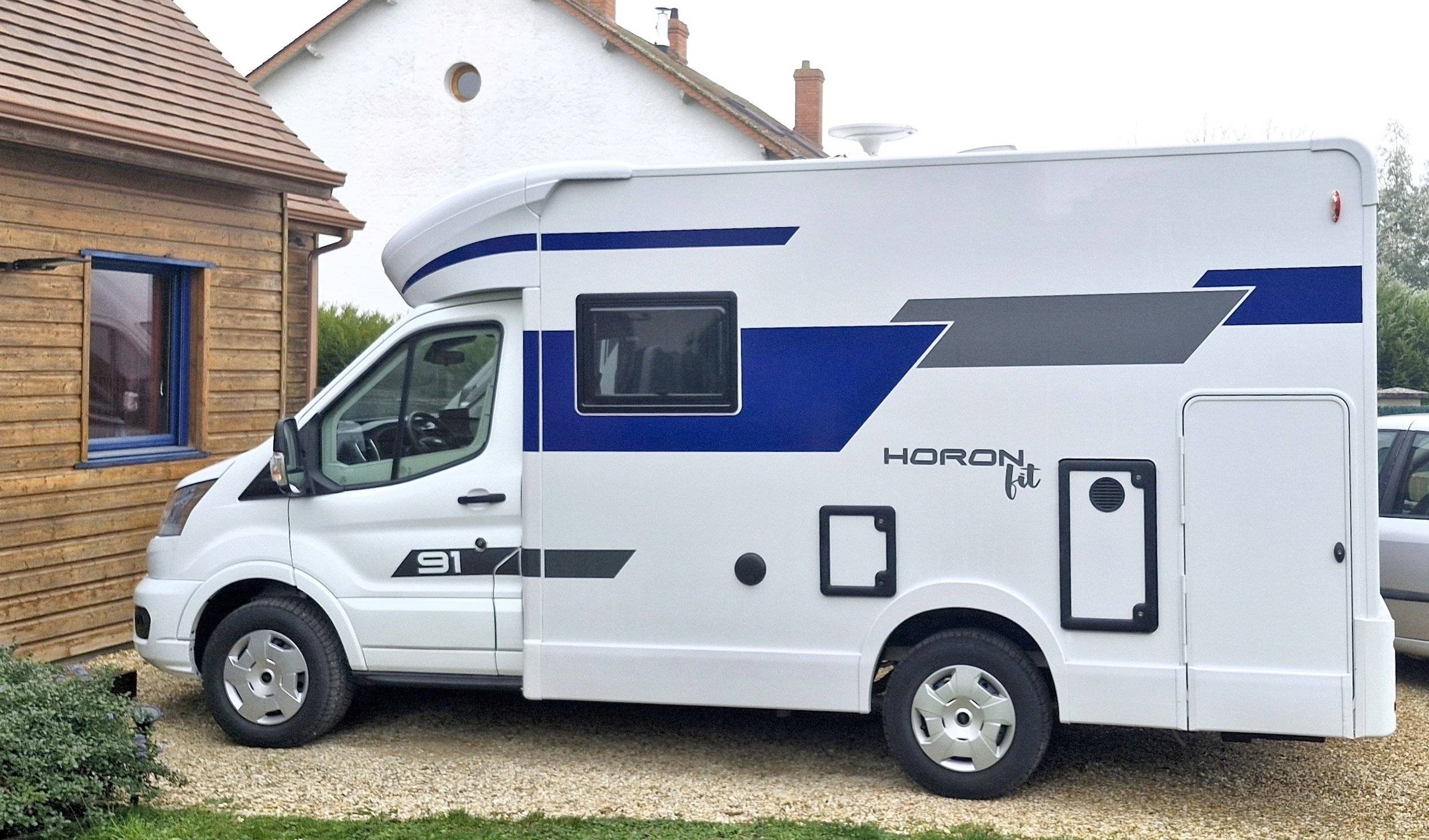 schräge Vorderansicht Ford ford transit - Yescapa