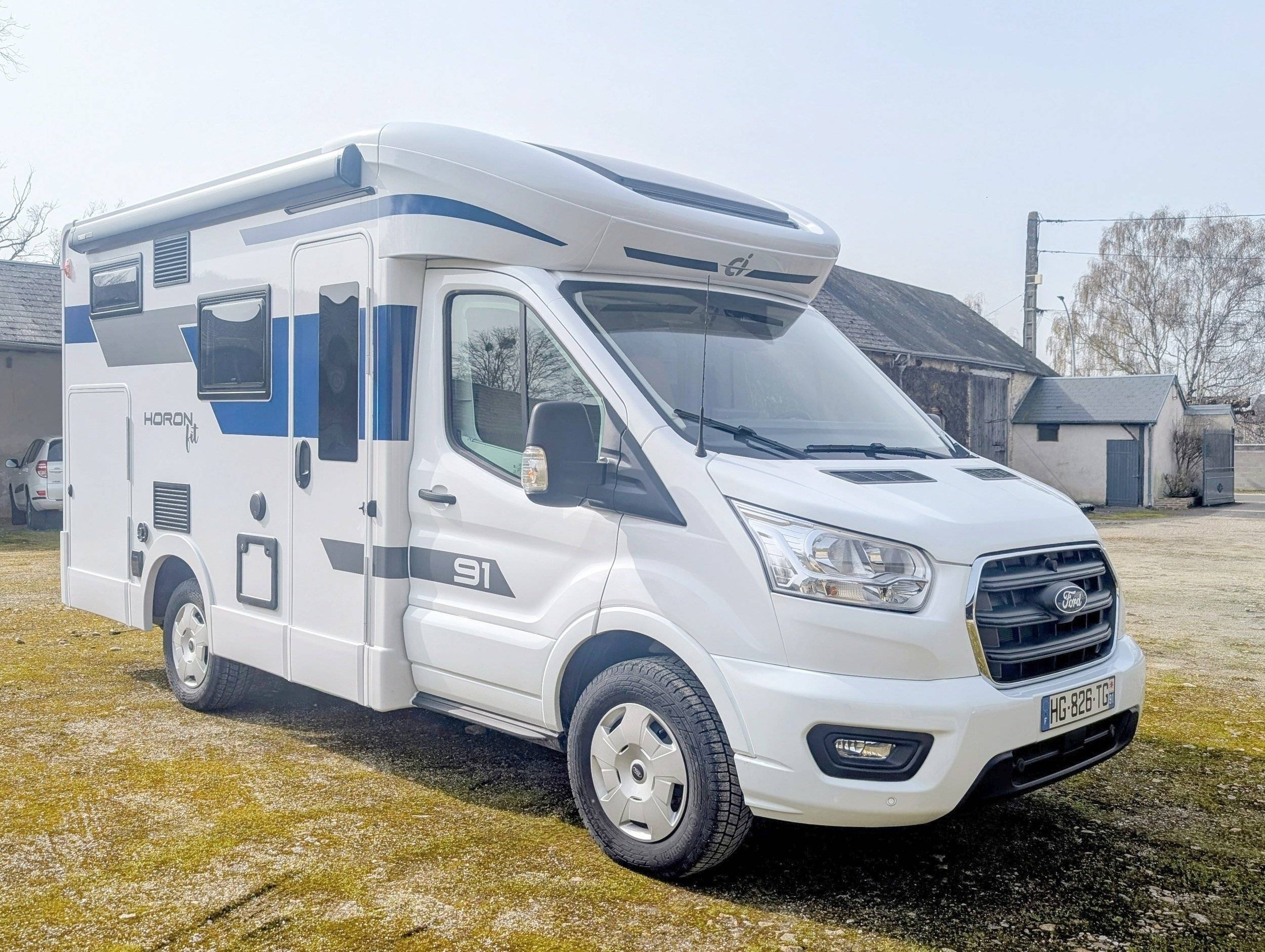 Vista frontale a ¾ Ford ford transit - Yescapa