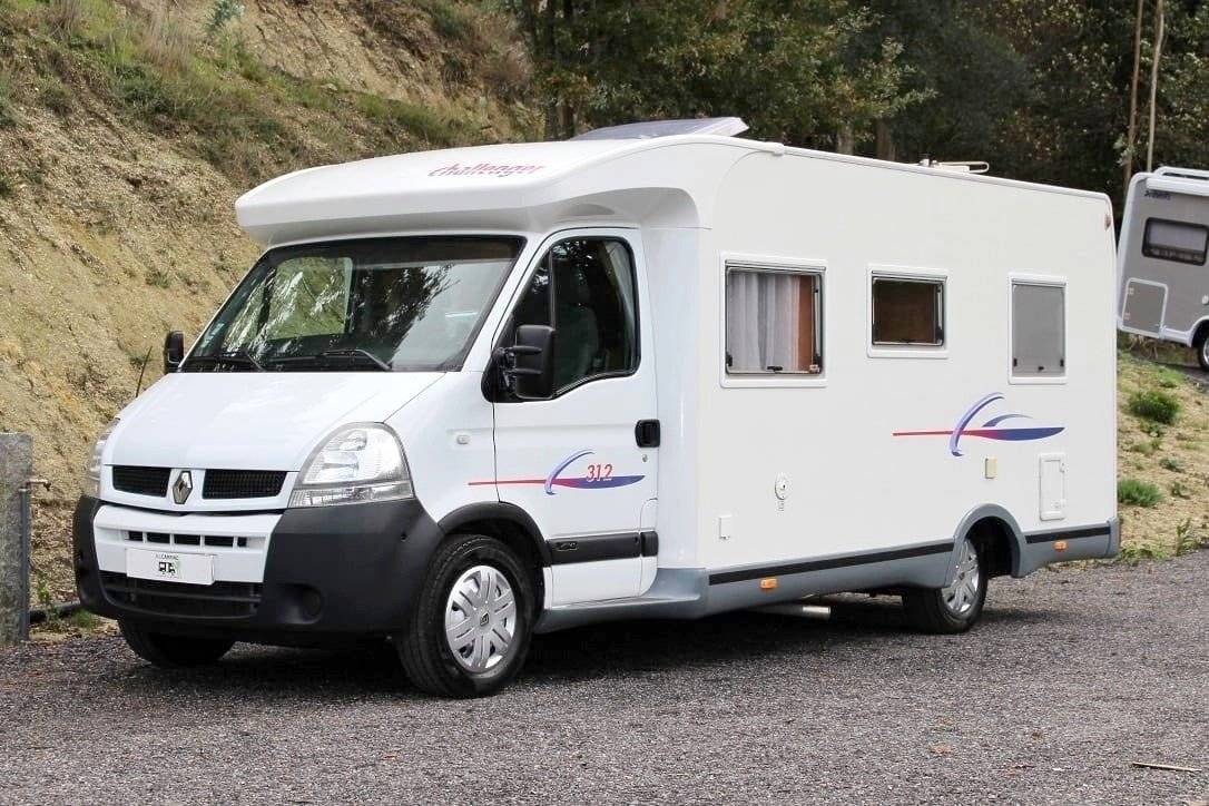 schräge Vorderansicht Renault Master 3,0 l. dCi 140 ch. - Yescapa