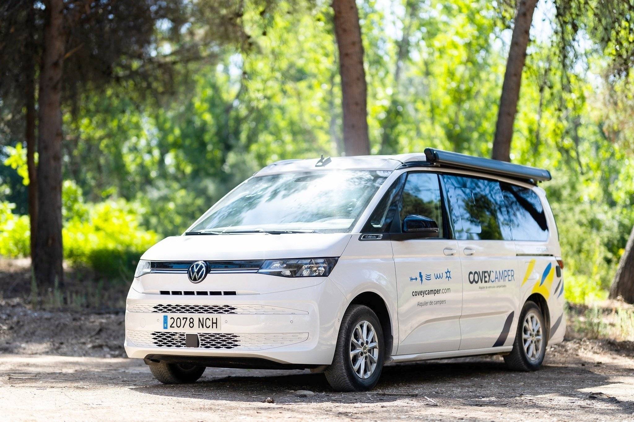 Vista del vehículo ángulo delantero Volkswagen VOLKSWAGEN T7 CALIFORNIA COAST - Yescapa