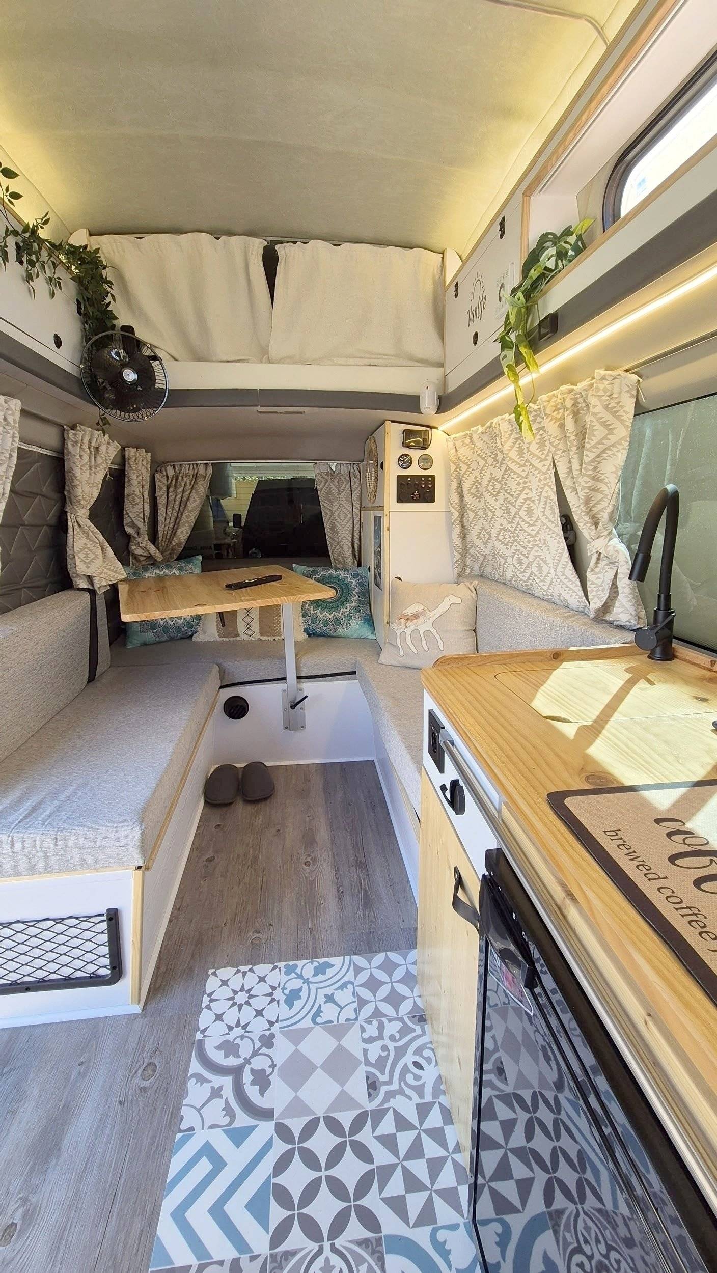 Coin repas Volkswagen California T4 2.5 TDI 102cv - Yescapa