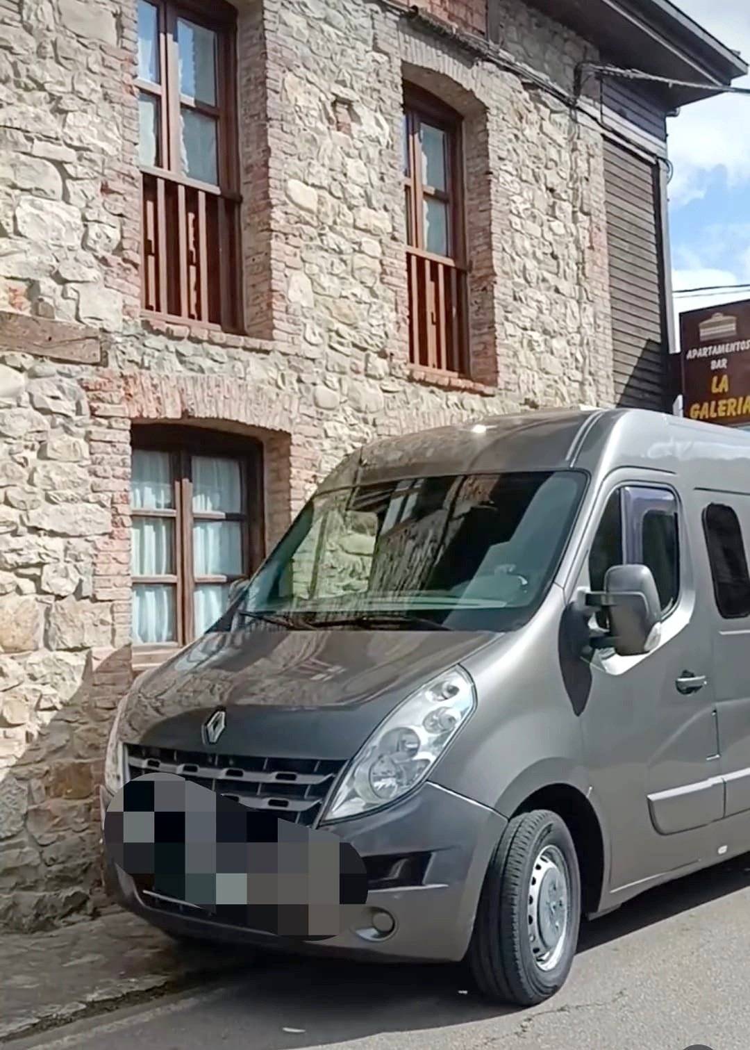Vista del vehículo ángulo delantero Renault master - Yescapa