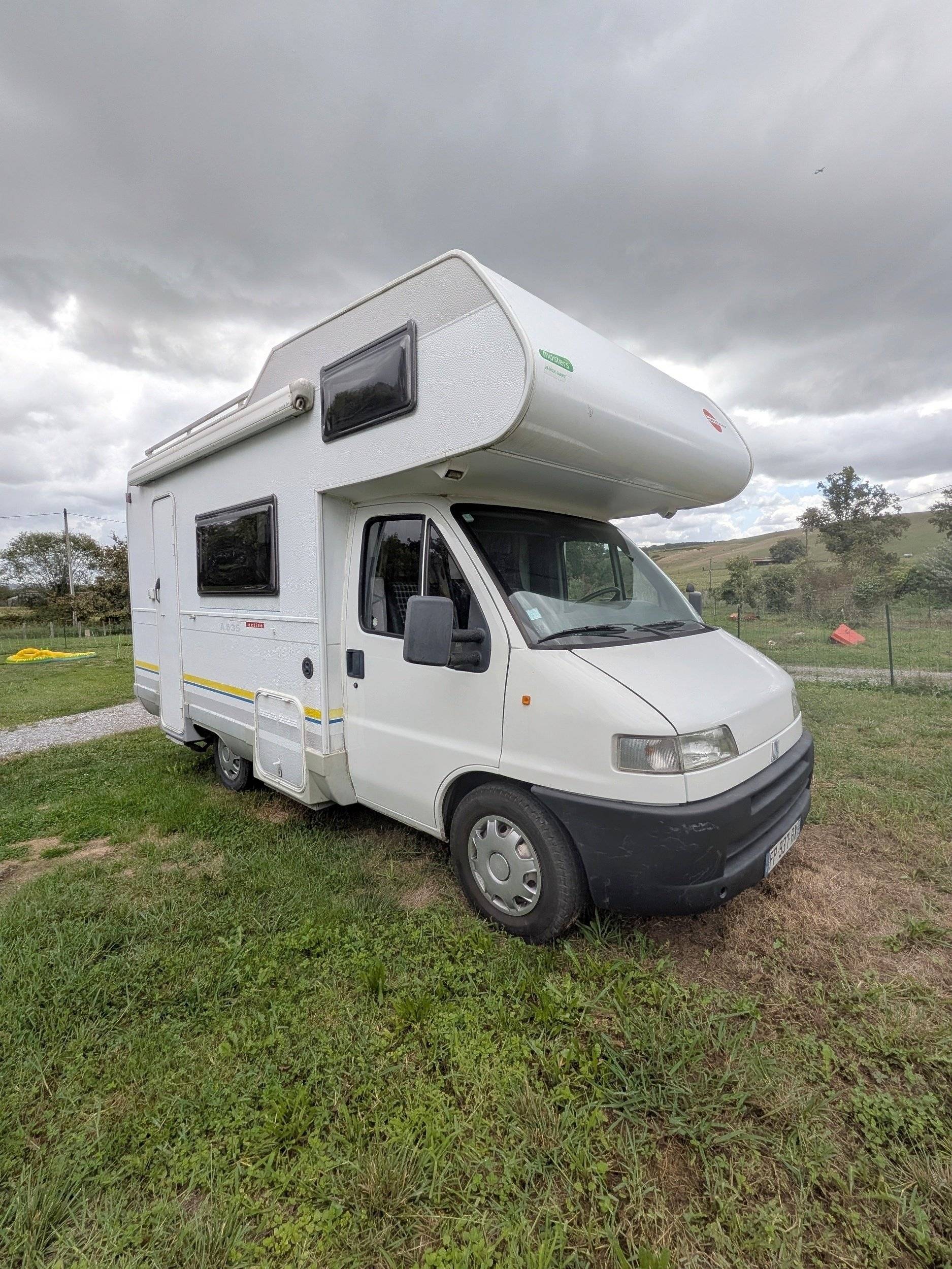 Vista frontale a ¾ Fiat - Yescapa