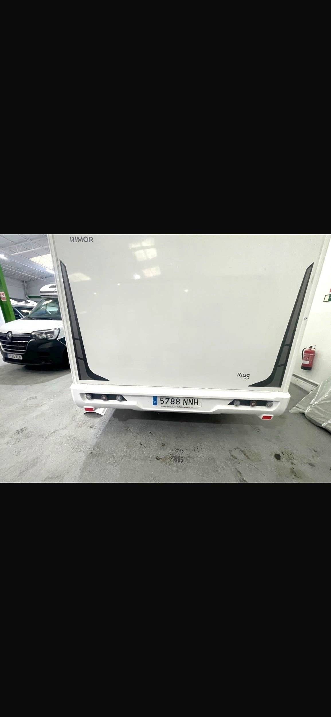 Rear view Ford Transit 2,2 l 155 ch - Yescapa