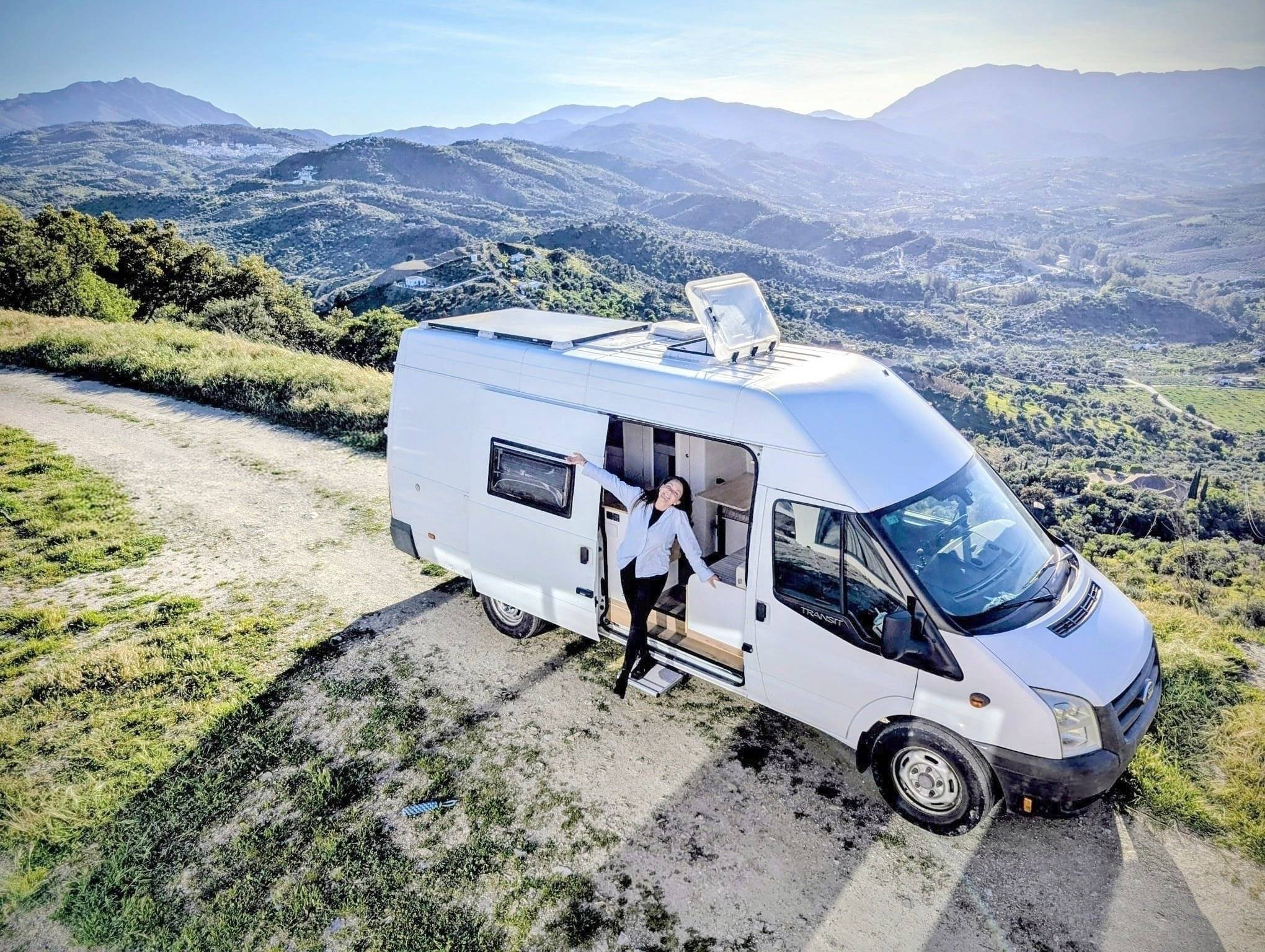 Vista frontale a ¾ Ford Transit 2,0 l 130 ch - Yescapa